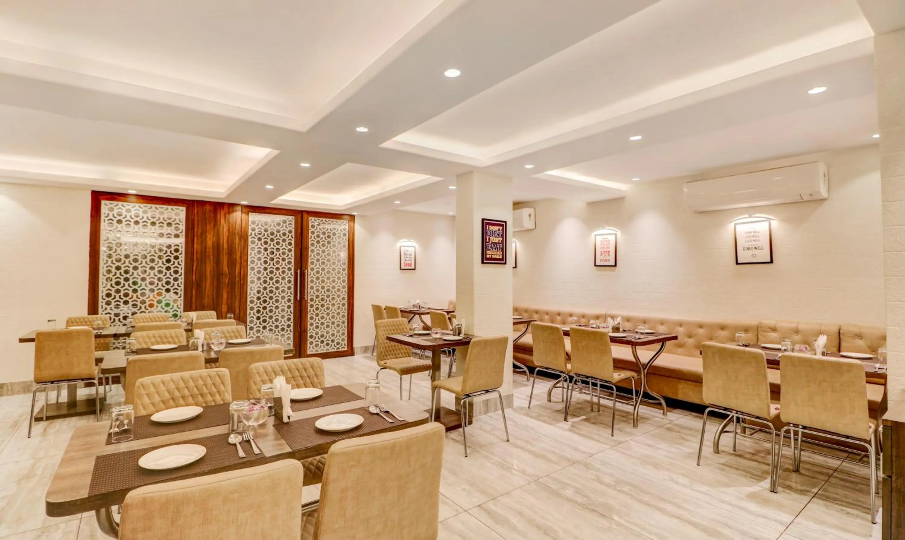 Restaurant/places to eat in Treebo Radhe Palace, Lake Town