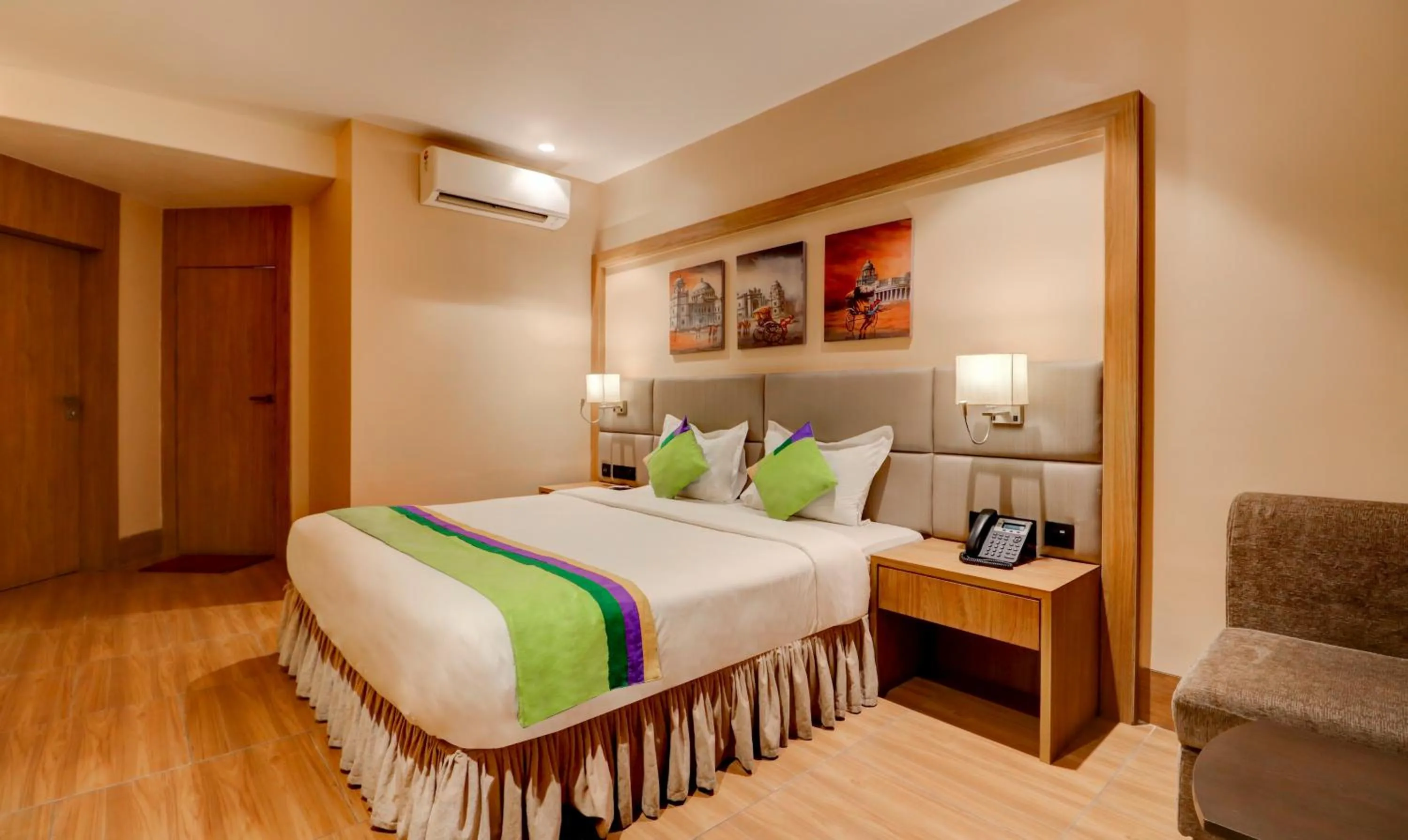 Bedroom, Bed in Treebo Radhe Palace, Lake Town