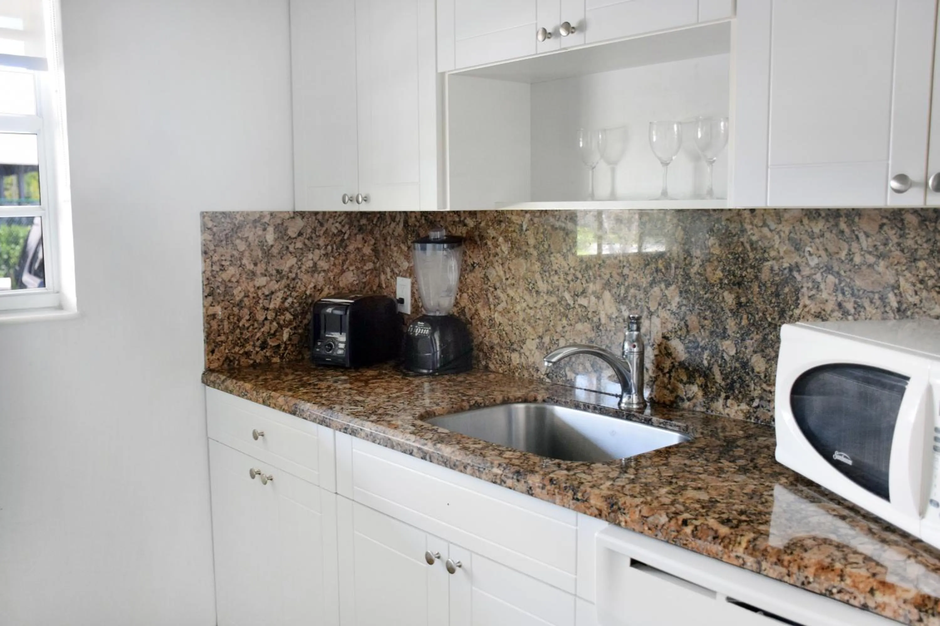 Kitchen or kitchenette in Coral Reef at Key Biscayne