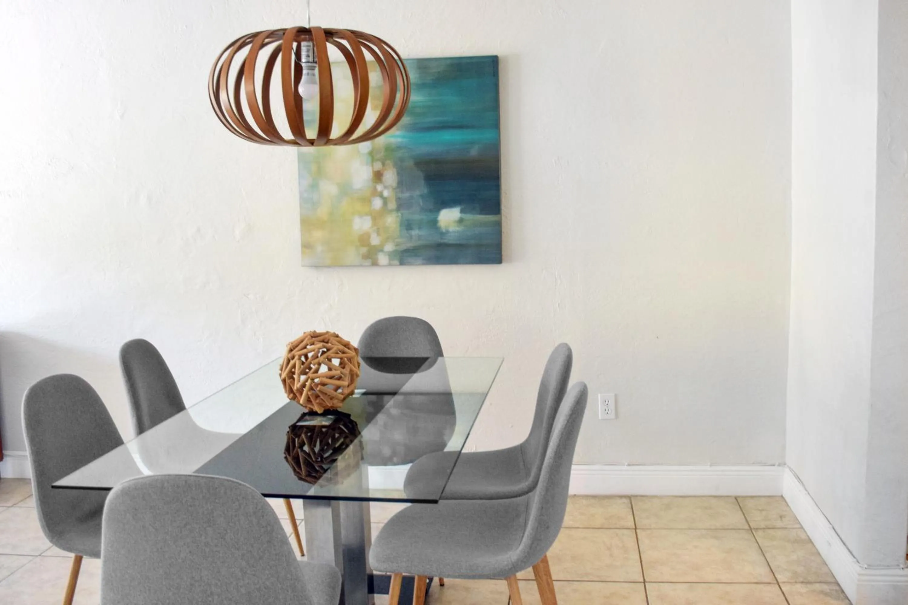 Dining area in Coral Reef at Key Biscayne