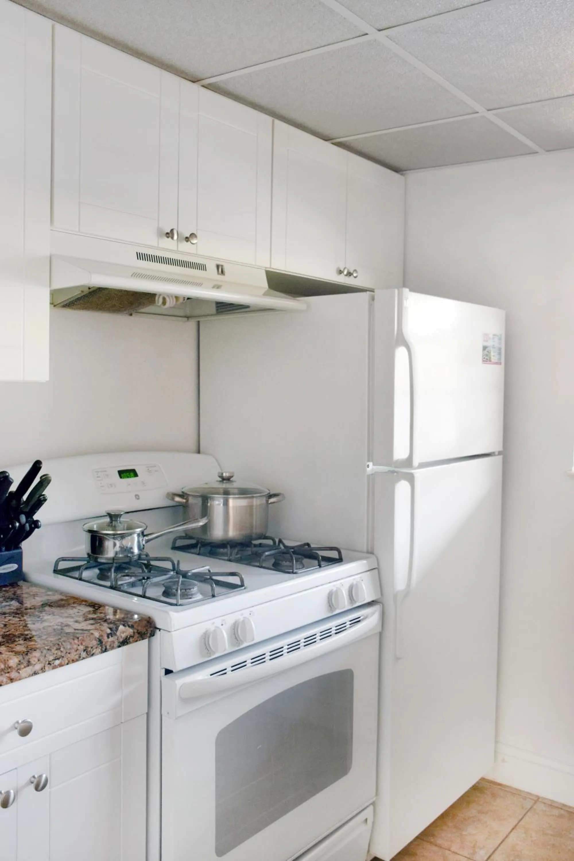 Kitchen or kitchenette in Coral Reef at Key Biscayne
