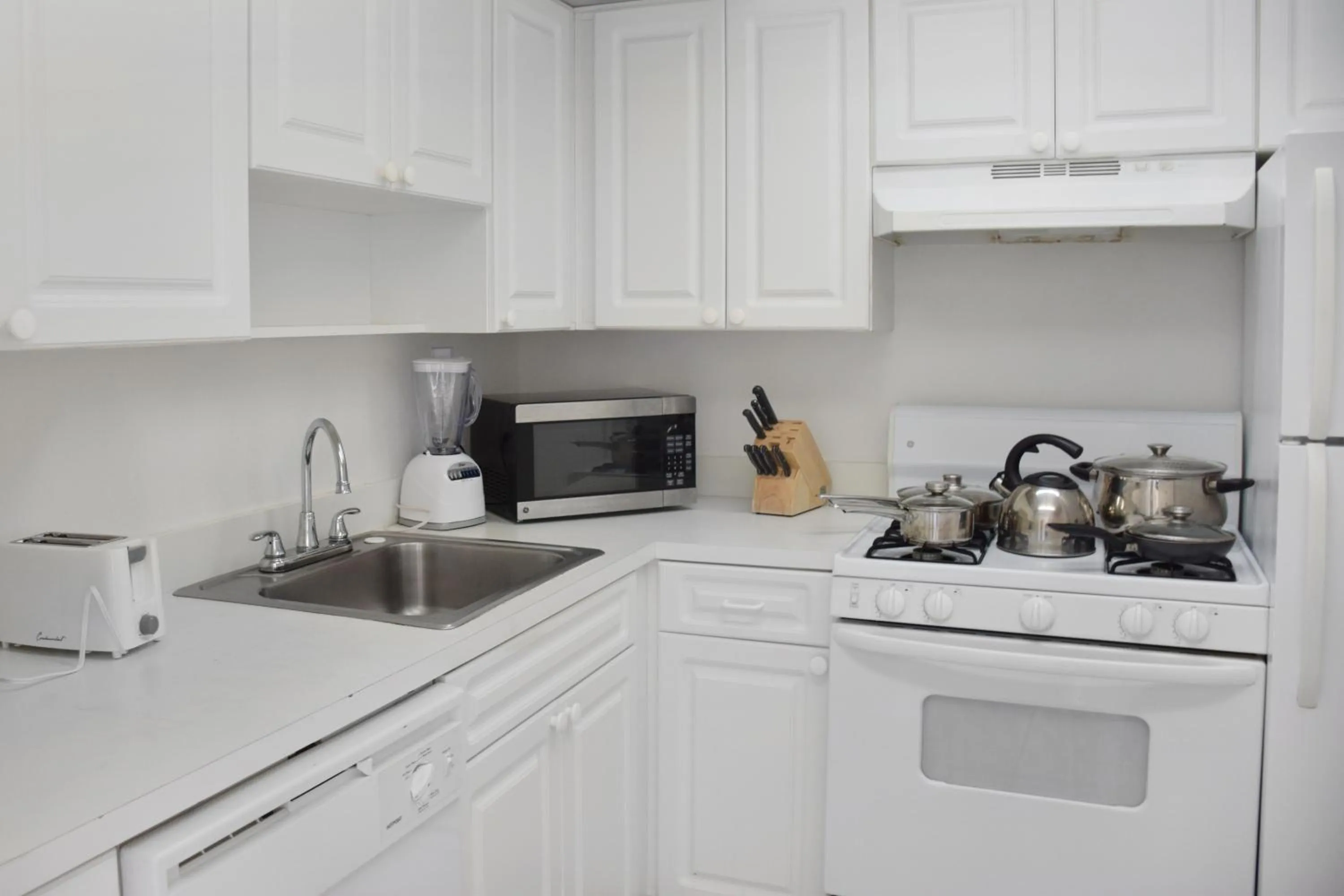 Kitchen or kitchenette in Coral Reef at Key Biscayne