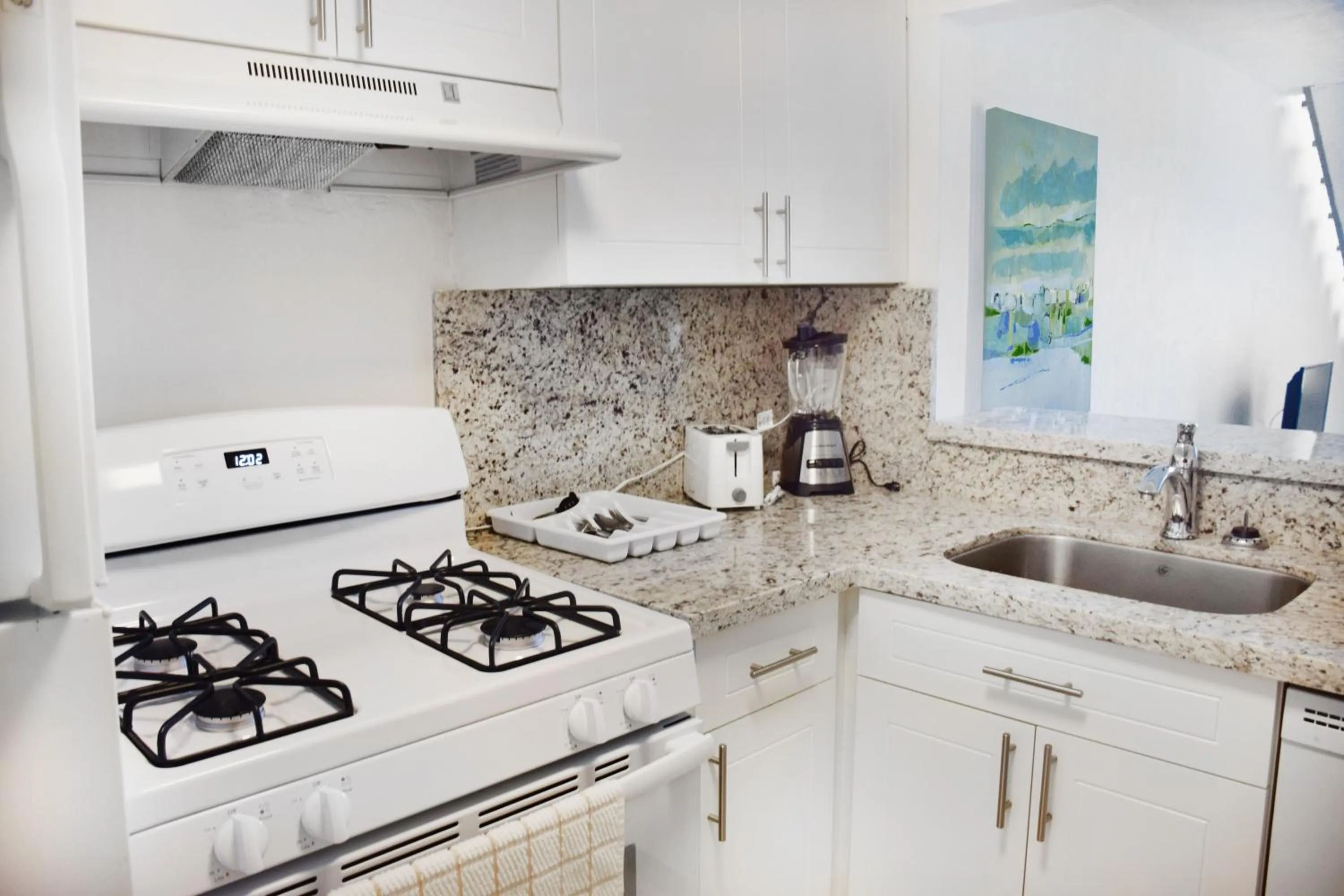 Kitchen or kitchenette in Coral Reef at Key Biscayne