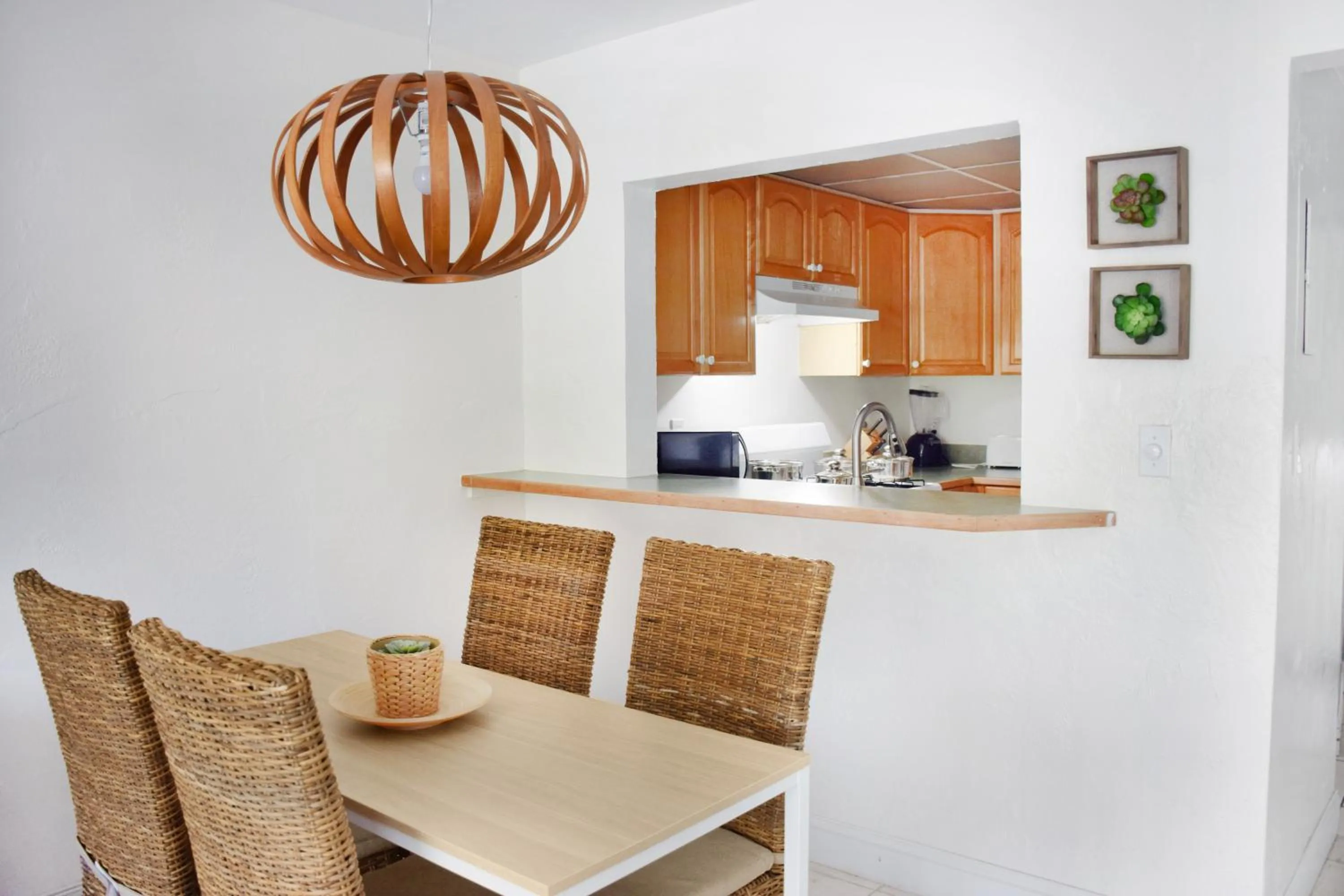 Kitchen or kitchenette in Coral Reef at Key Biscayne