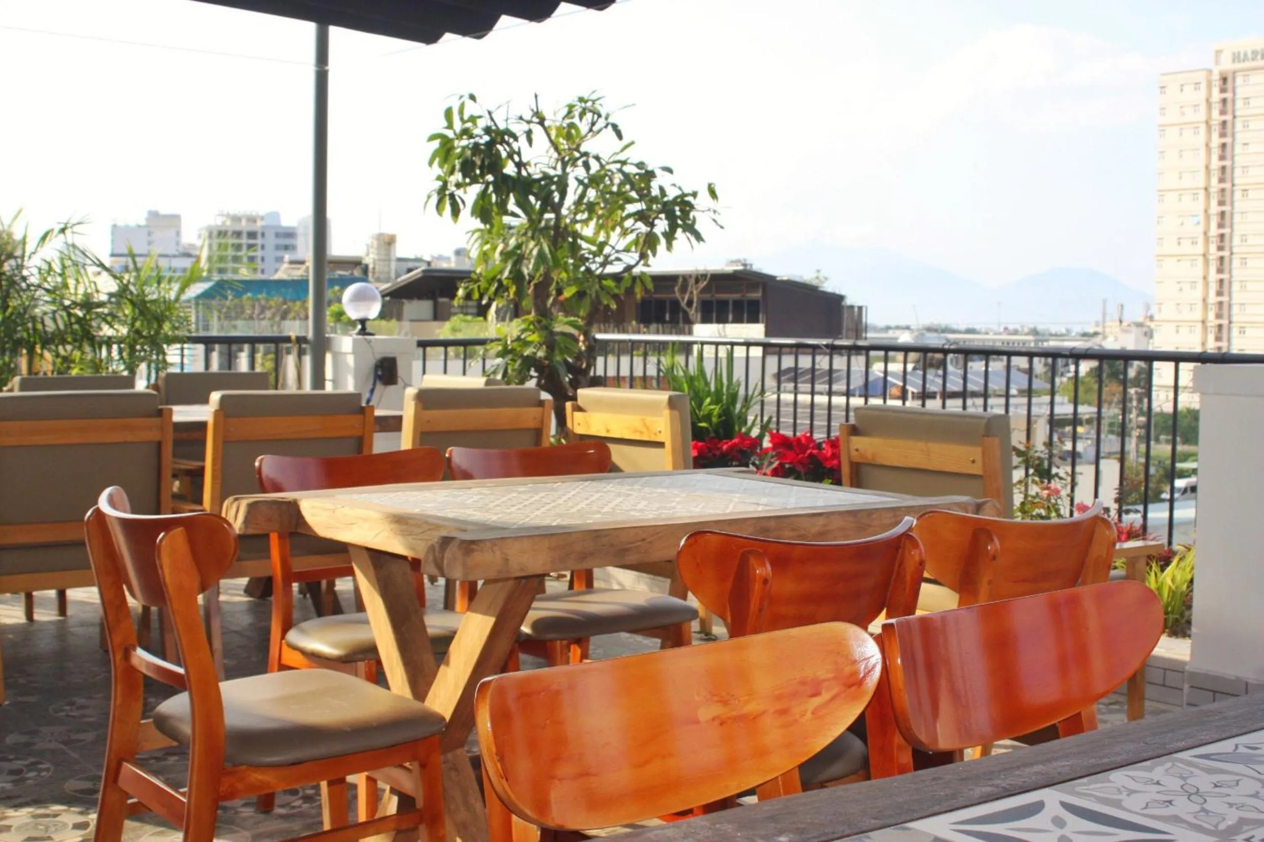 Restaurant/places to eat in Marigold Hotel & Apartment