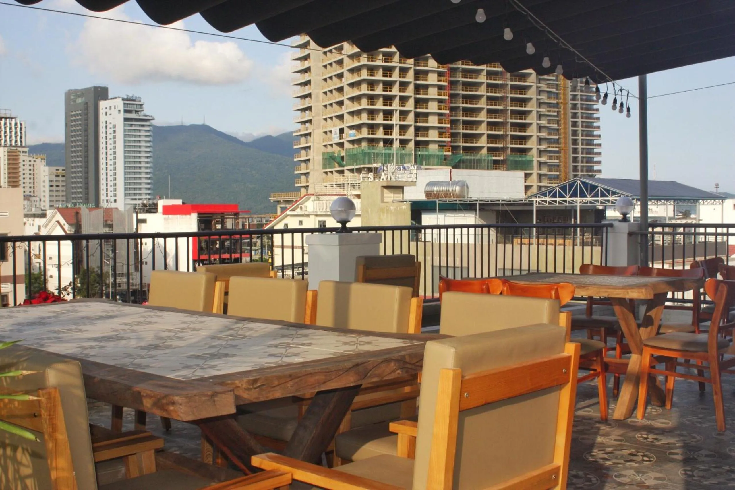 Restaurant/places to eat in Marigold Hotel & Apartment