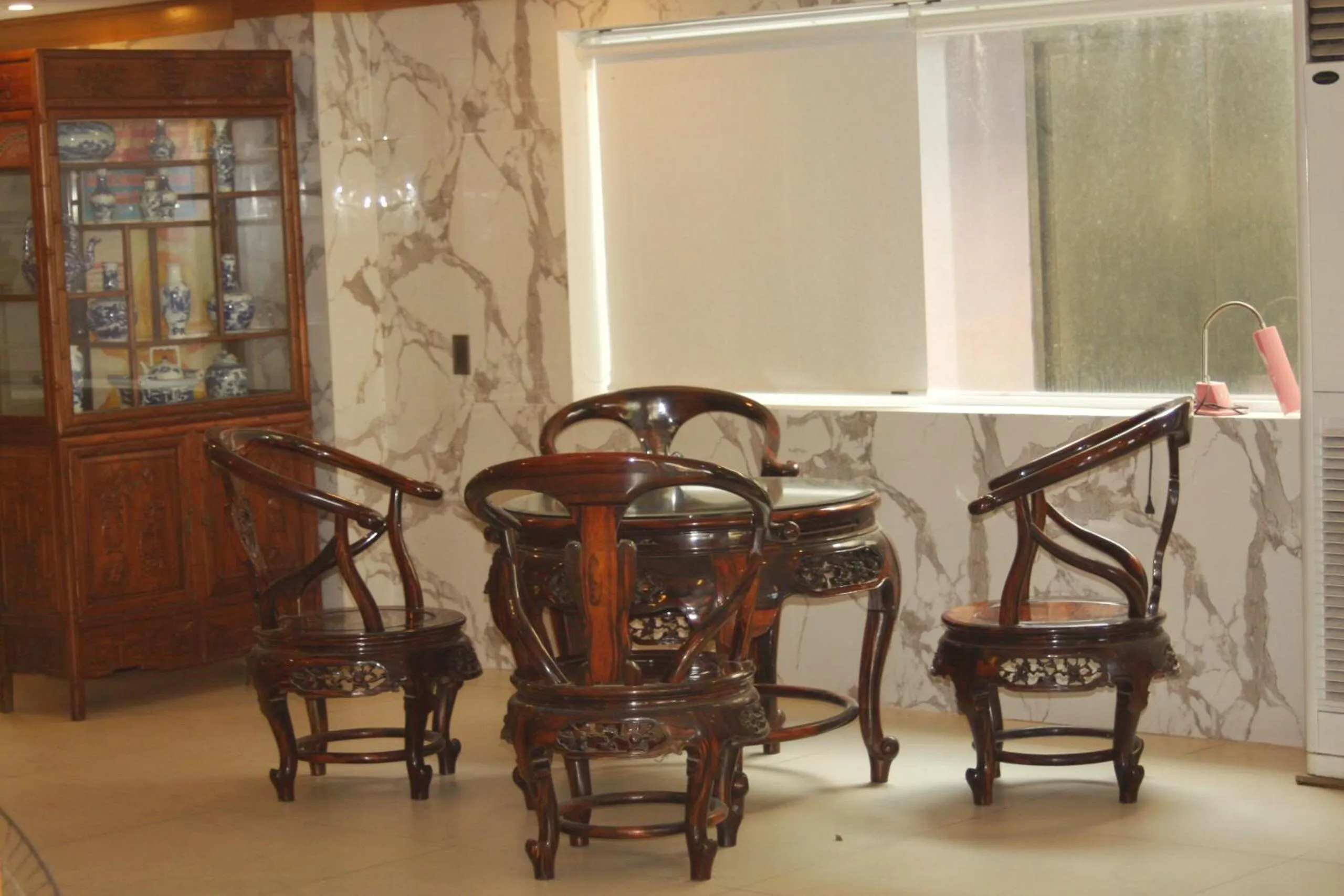 Communal lounge/ TV room in Marigold Hotel & Apartment