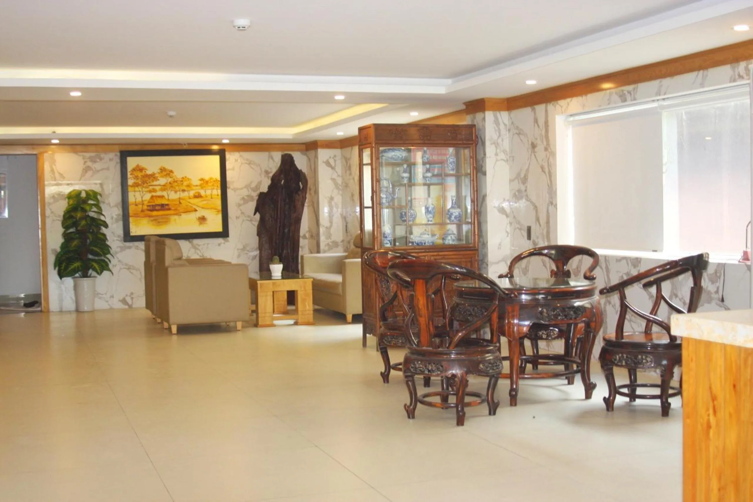 Communal lounge/ TV room in Marigold Hotel & Apartment