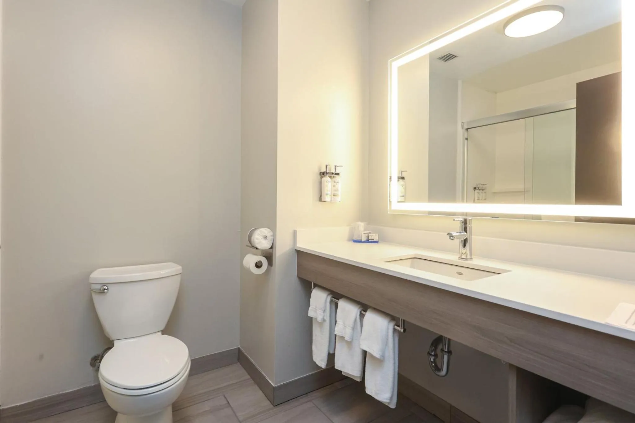 Photo of the whole room in Holiday Inn Express Tulsa South Bixby by IHG