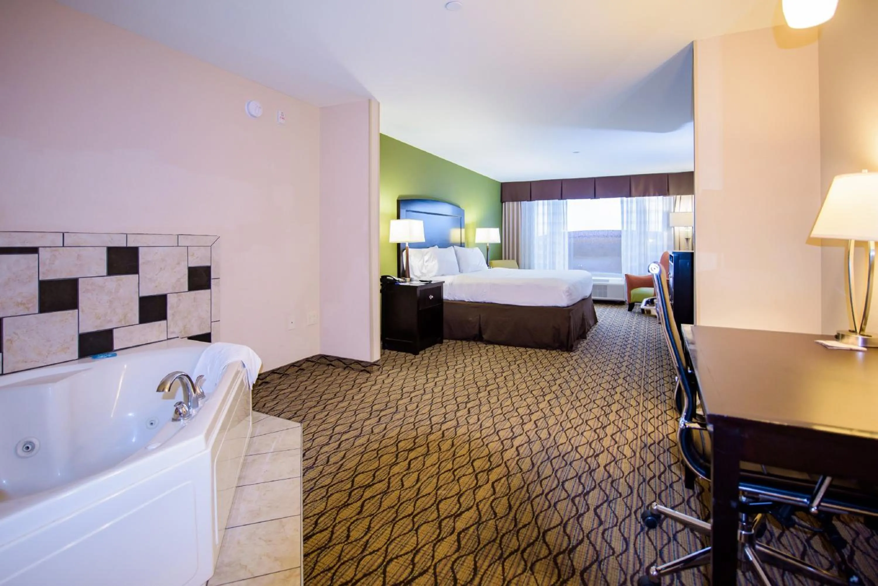 Photo of the whole room, Bed in Holiday Inn Express Tulsa South Bixby by IHG