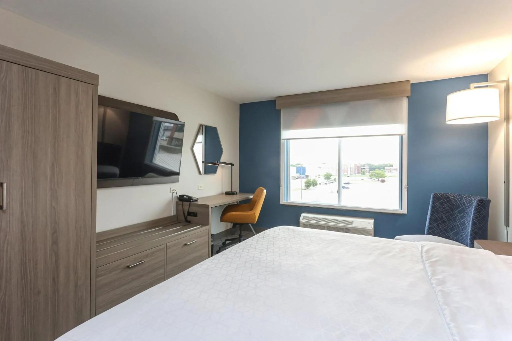 Photo of the whole room, Bed in Holiday Inn Express Tulsa South Bixby by IHG