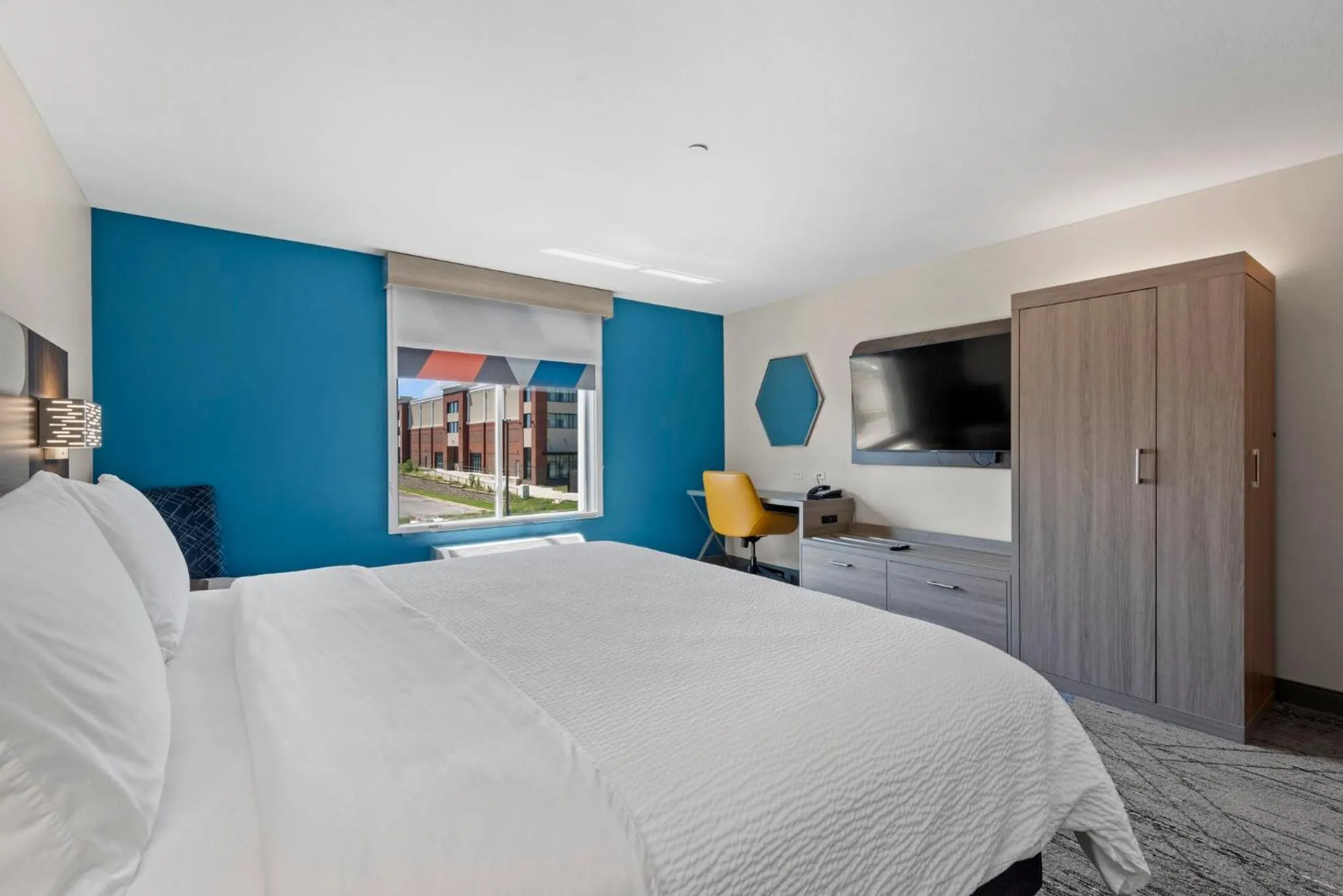 Photo of the whole room, Bed in Holiday Inn Express Tulsa South Bixby by IHG