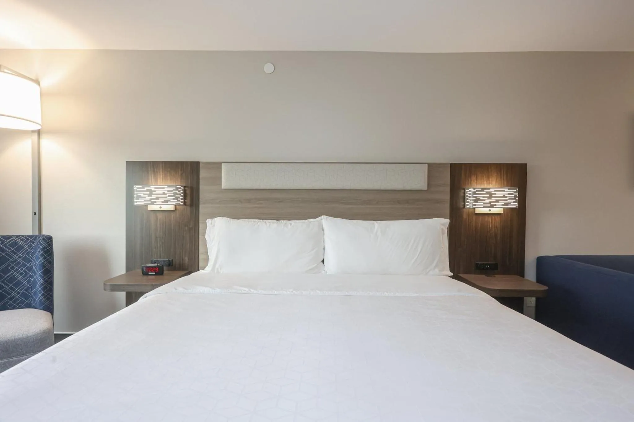 Photo of the whole room, Bed in Holiday Inn Express Tulsa South Bixby by IHG