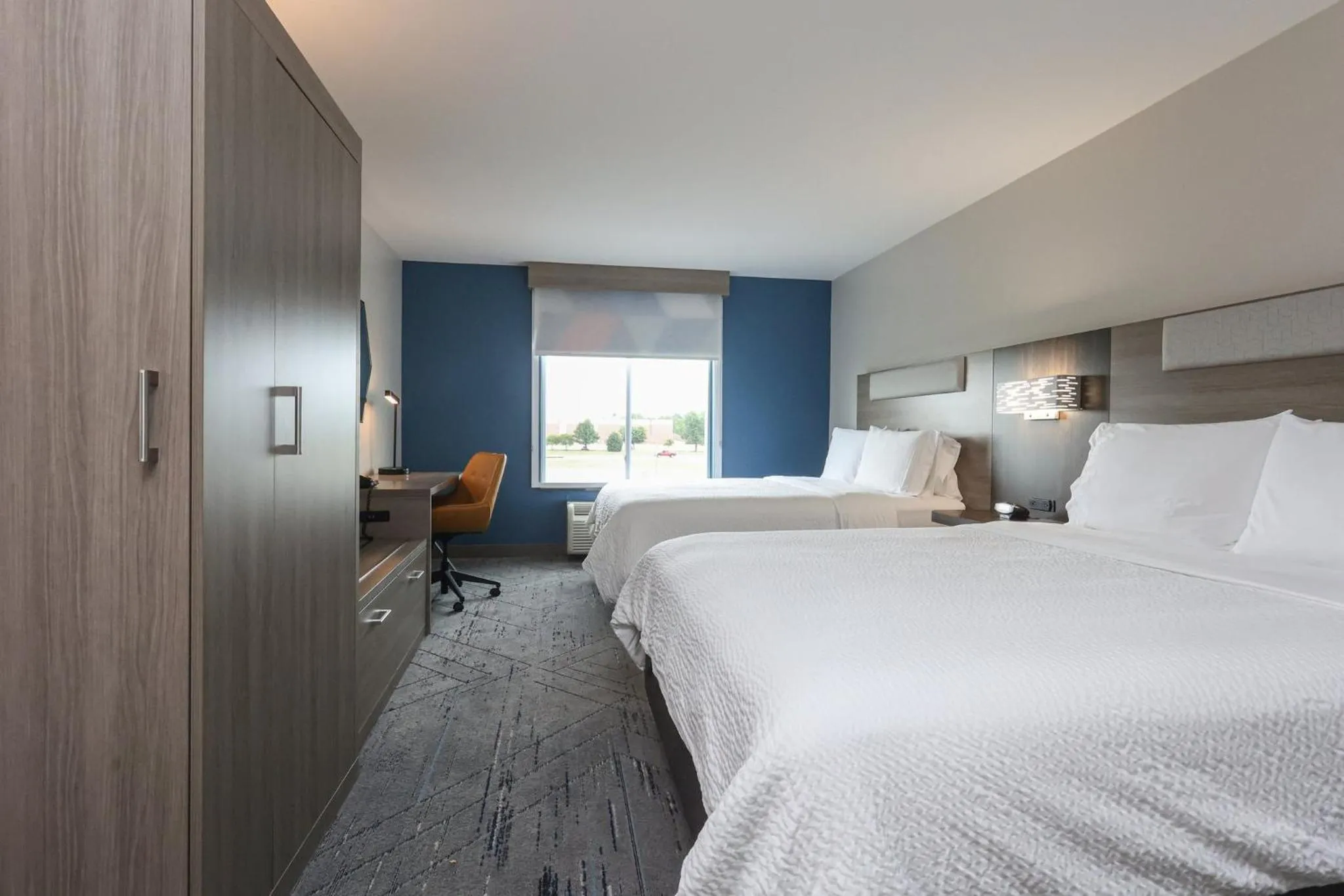 Photo of the whole room, Bed in Holiday Inn Express Tulsa South Bixby by IHG