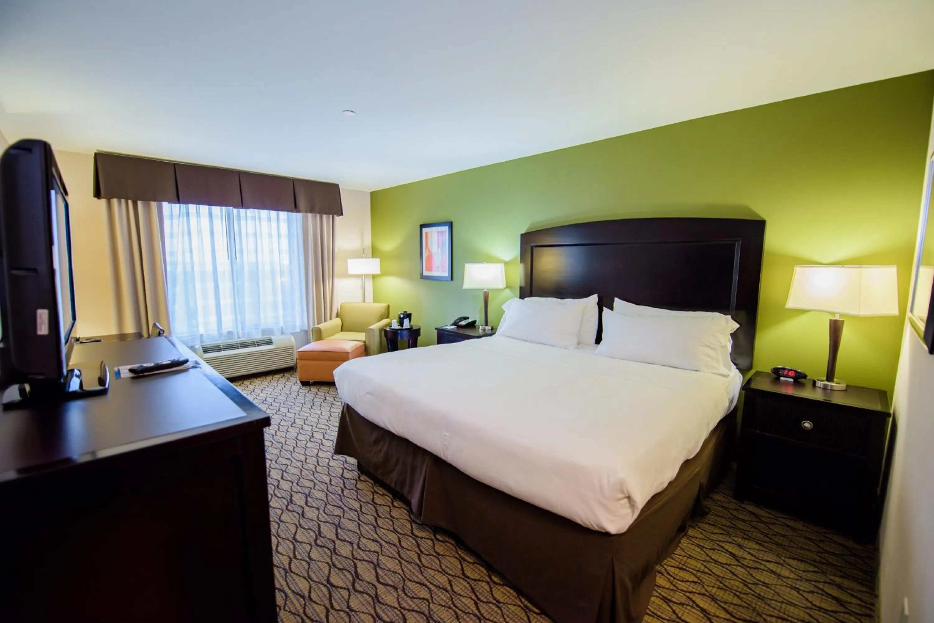 Photo of the whole room, Bed in Holiday Inn Express Tulsa South Bixby by IHG