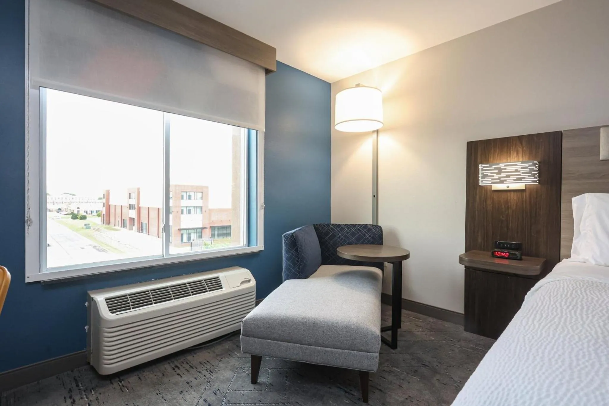 Photo of the whole room, Bed in Holiday Inn Express Tulsa South Bixby by IHG