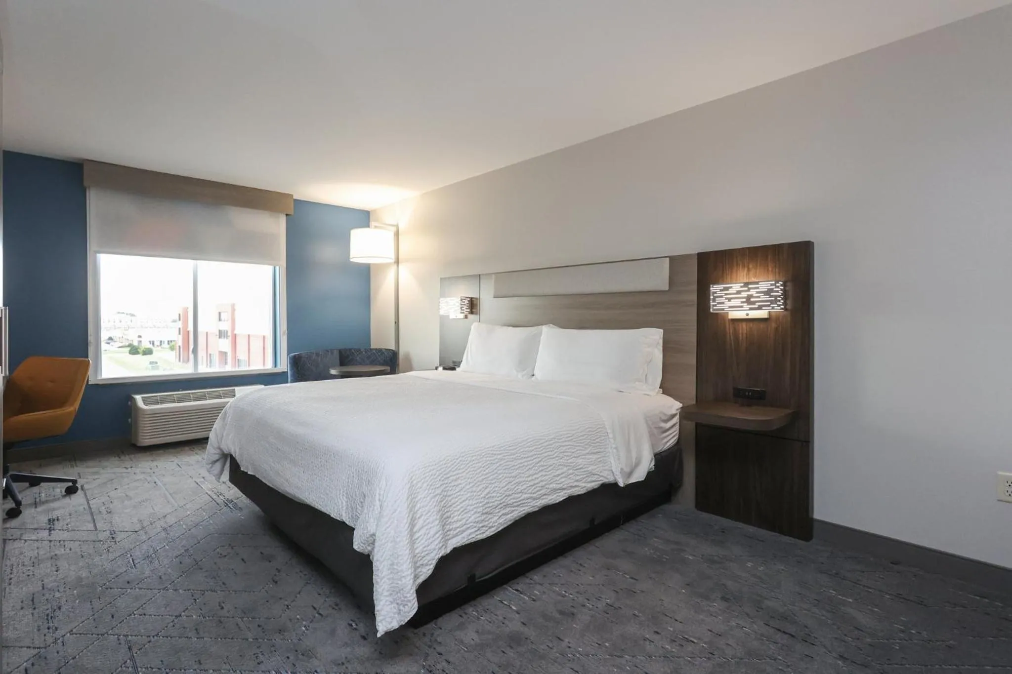 Photo of the whole room, Bed in Holiday Inn Express Tulsa South Bixby by IHG