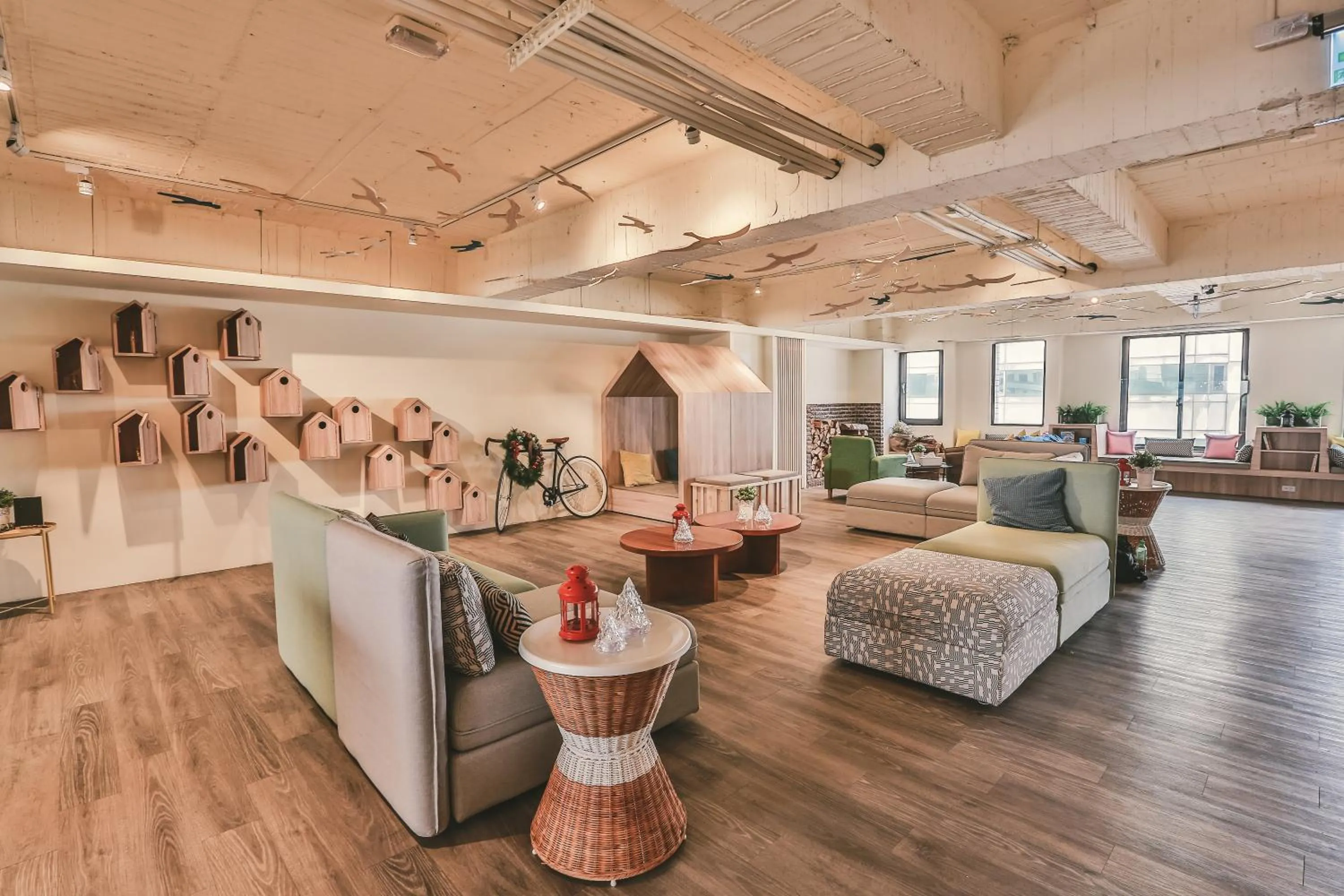 Communal lounge/ TV room in Stray Birds Taichung Hostel