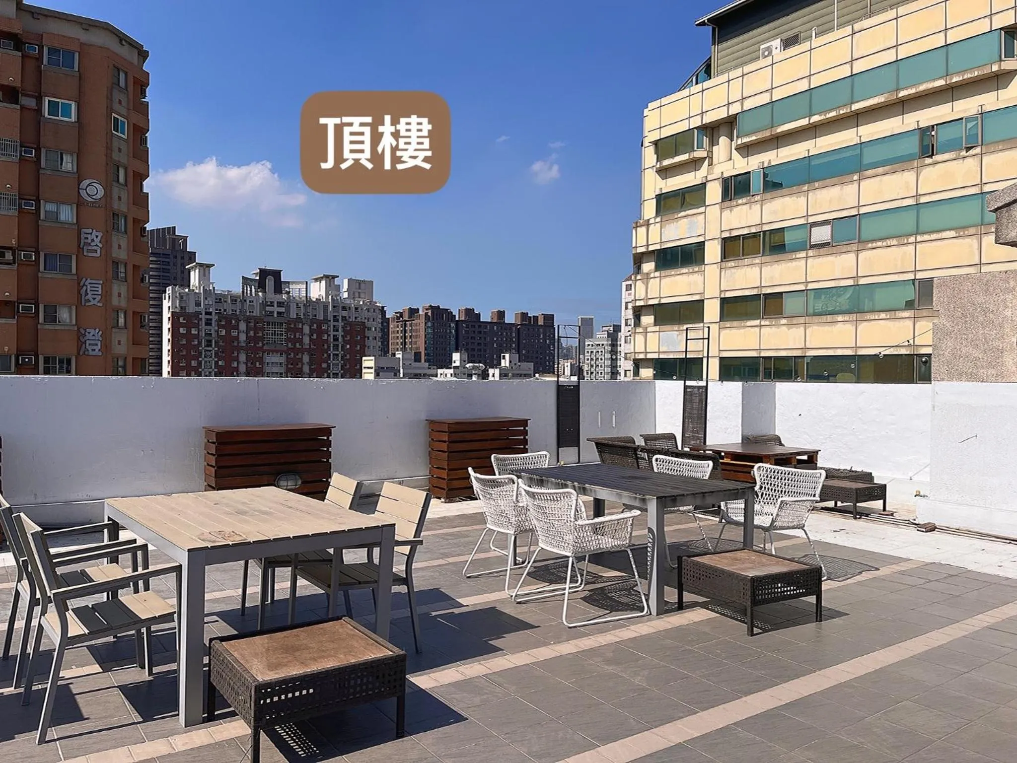 Property building in Stray Birds Taichung Hostel