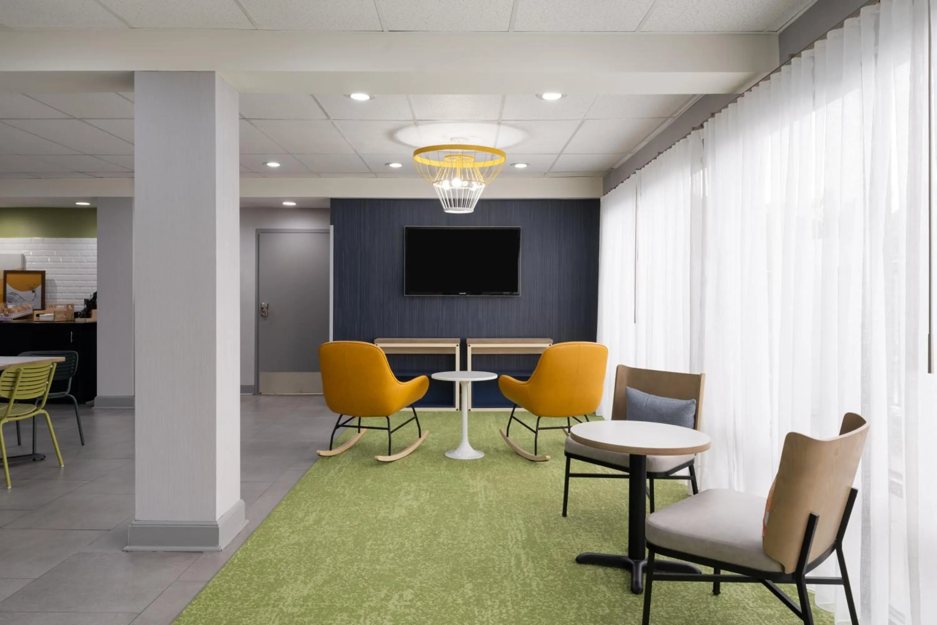 Communal lounge/ TV room in Spark By Hilton Florence North I-95, Sc