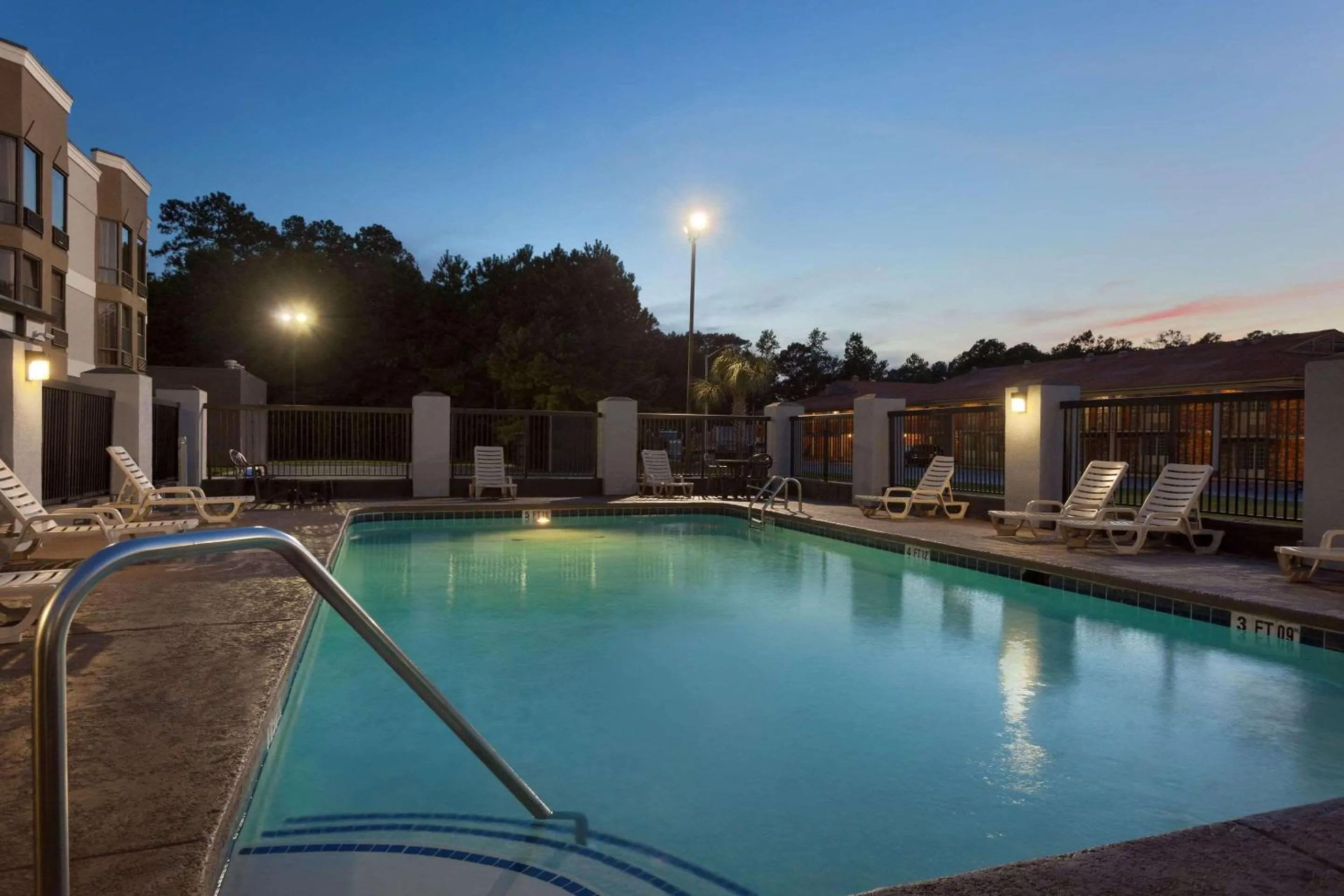 Swimming pool in Country Inn & Suites by Radisson, Florence, SC