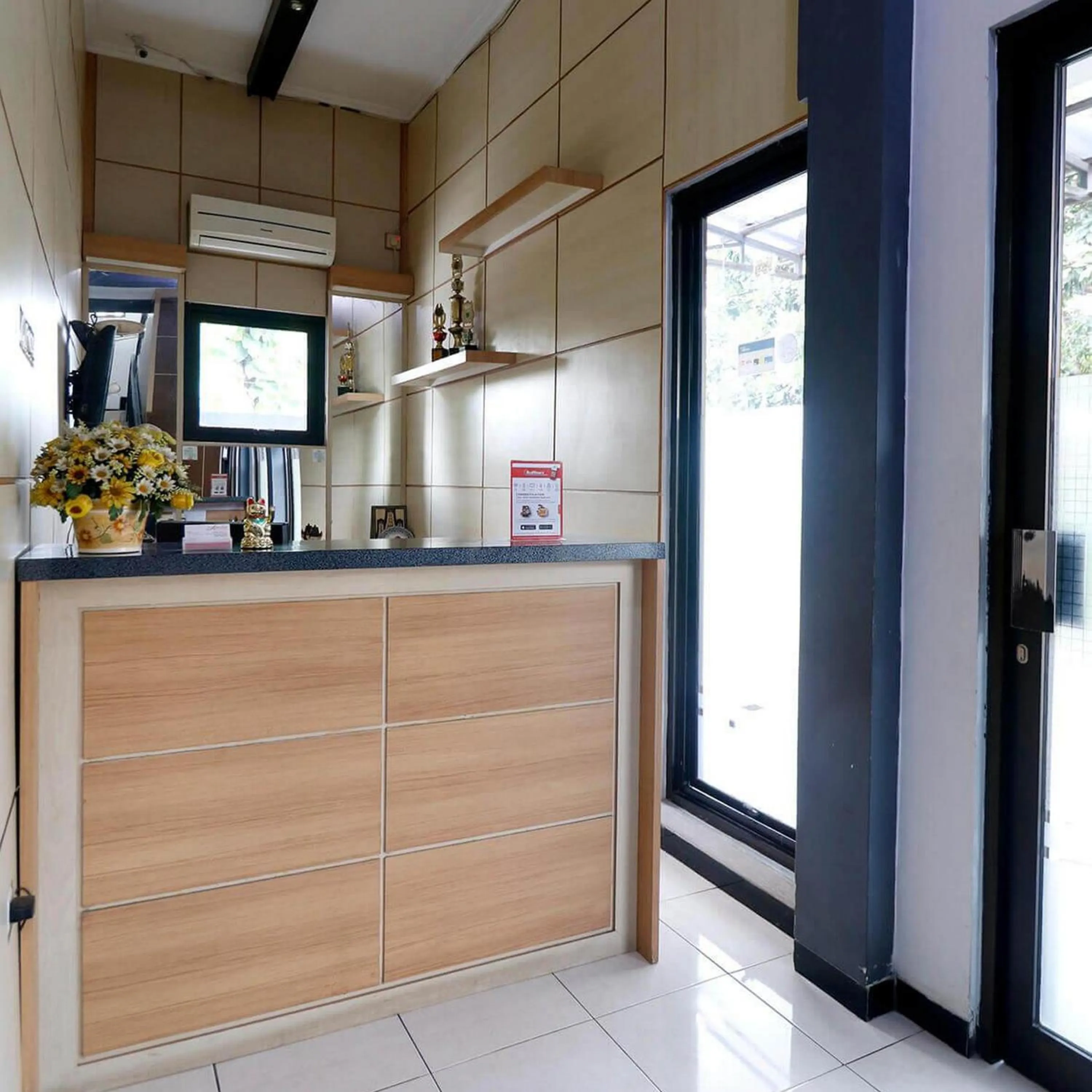 Lobby or reception in RedDoorz Plus near Undip Tembalang