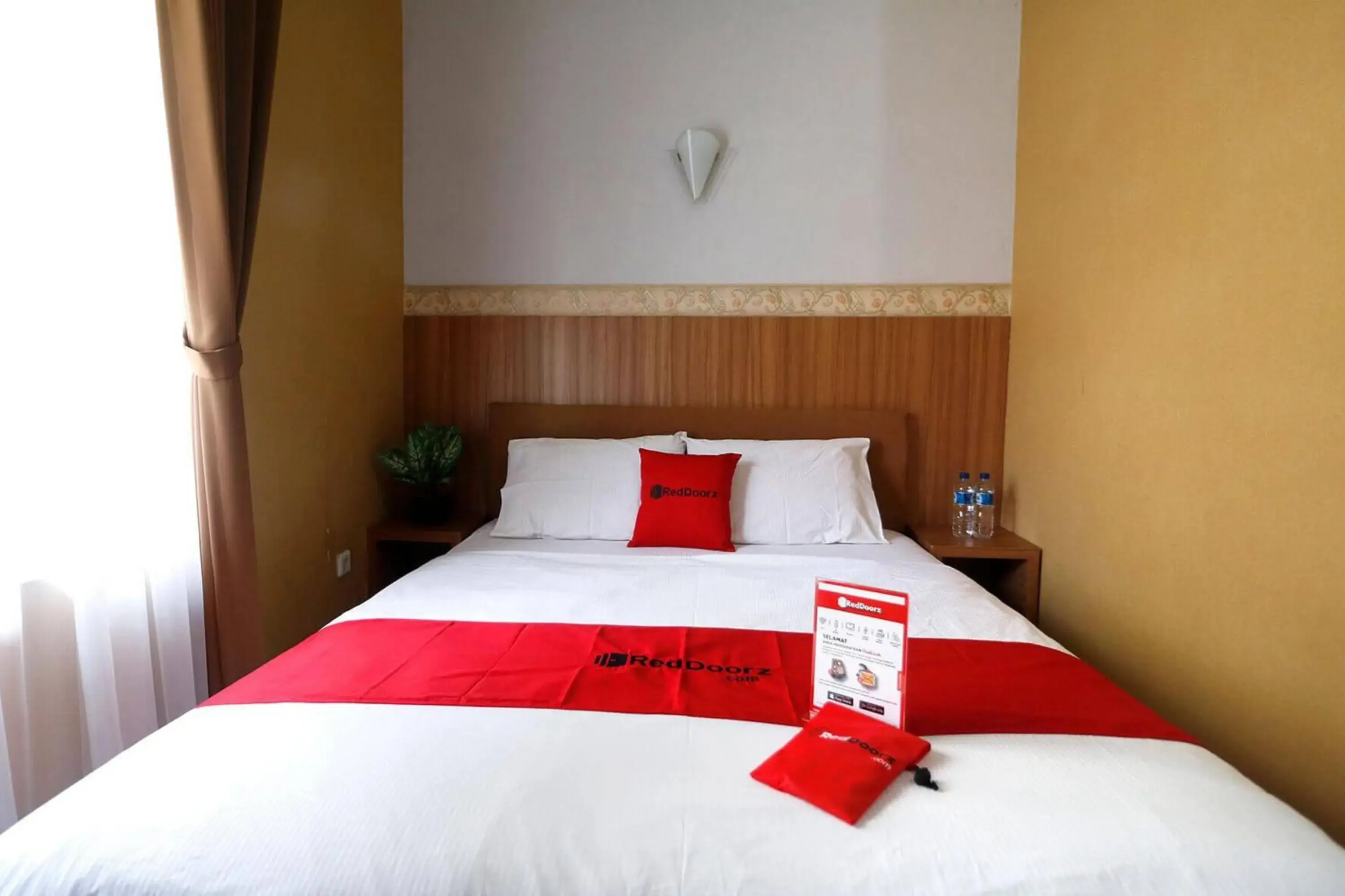 Double Room in RedDoorz Plus near Undip Tembalang Double Room in RedDoorz Plus near Undip Tembalang