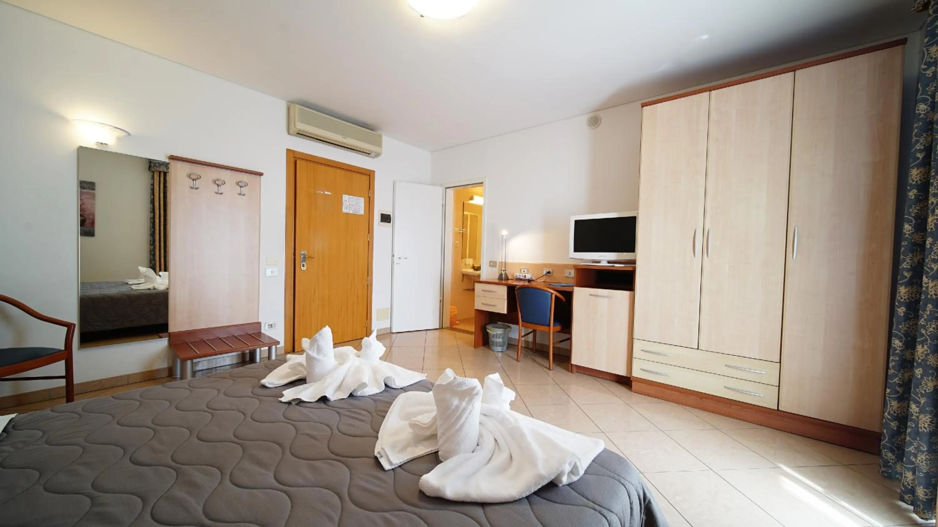 Bedroom, Bed in Hotel Nuovo Sole HNS