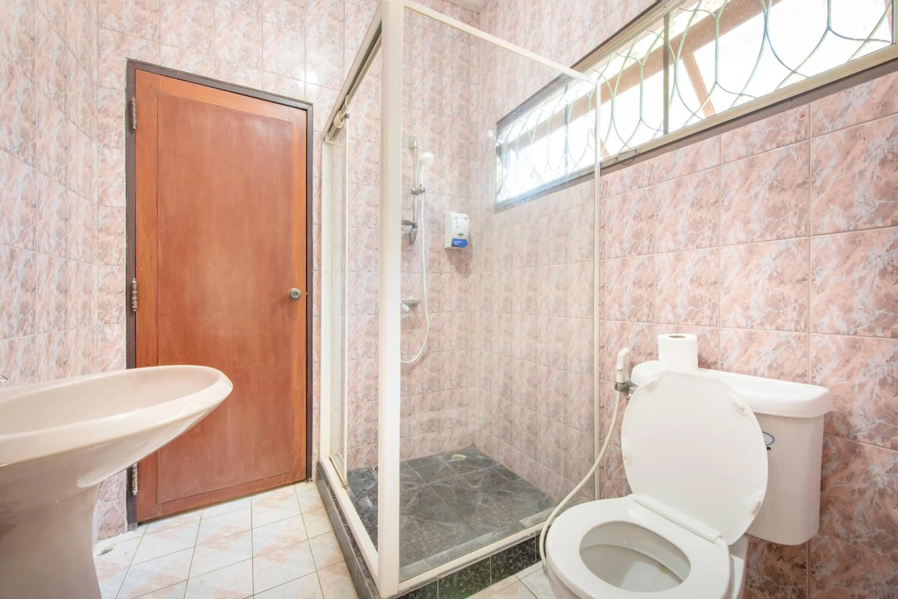 Bathroom in Ivy Cottage by Qiu