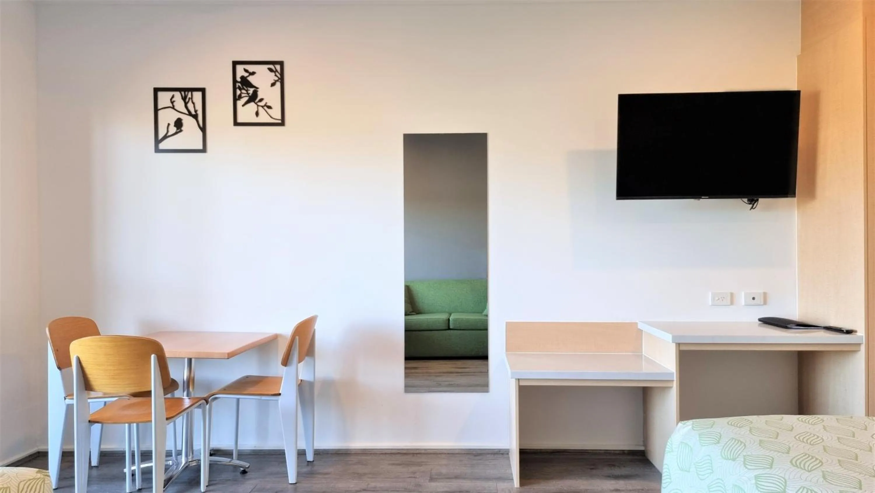 TV and multimedia in Seaview Motel & Apartments