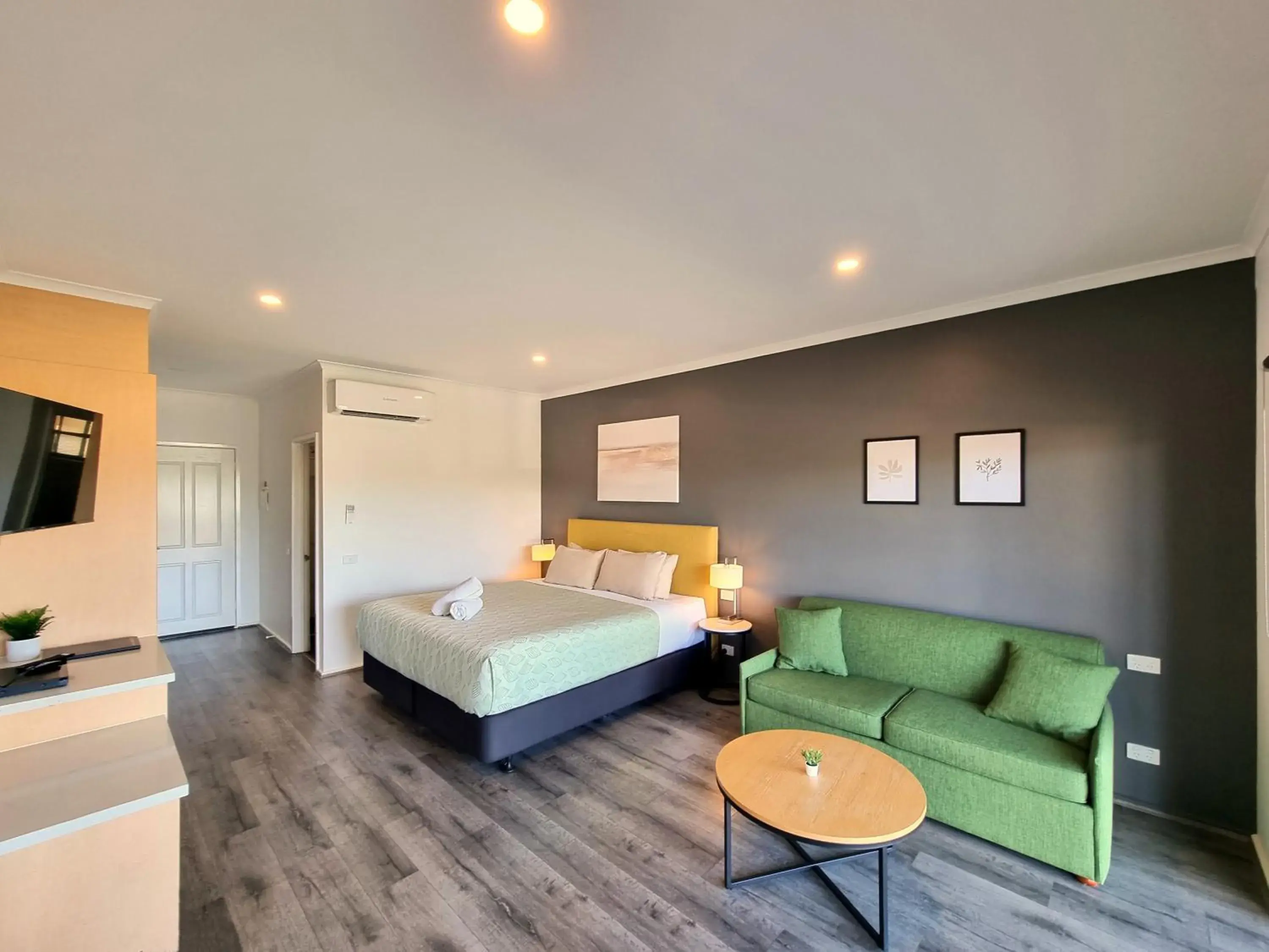 Deluxe King Room with Balcony in Seaview Motel & Apartments Deluxe King Room with Balcony in Seaview Motel & Apartments