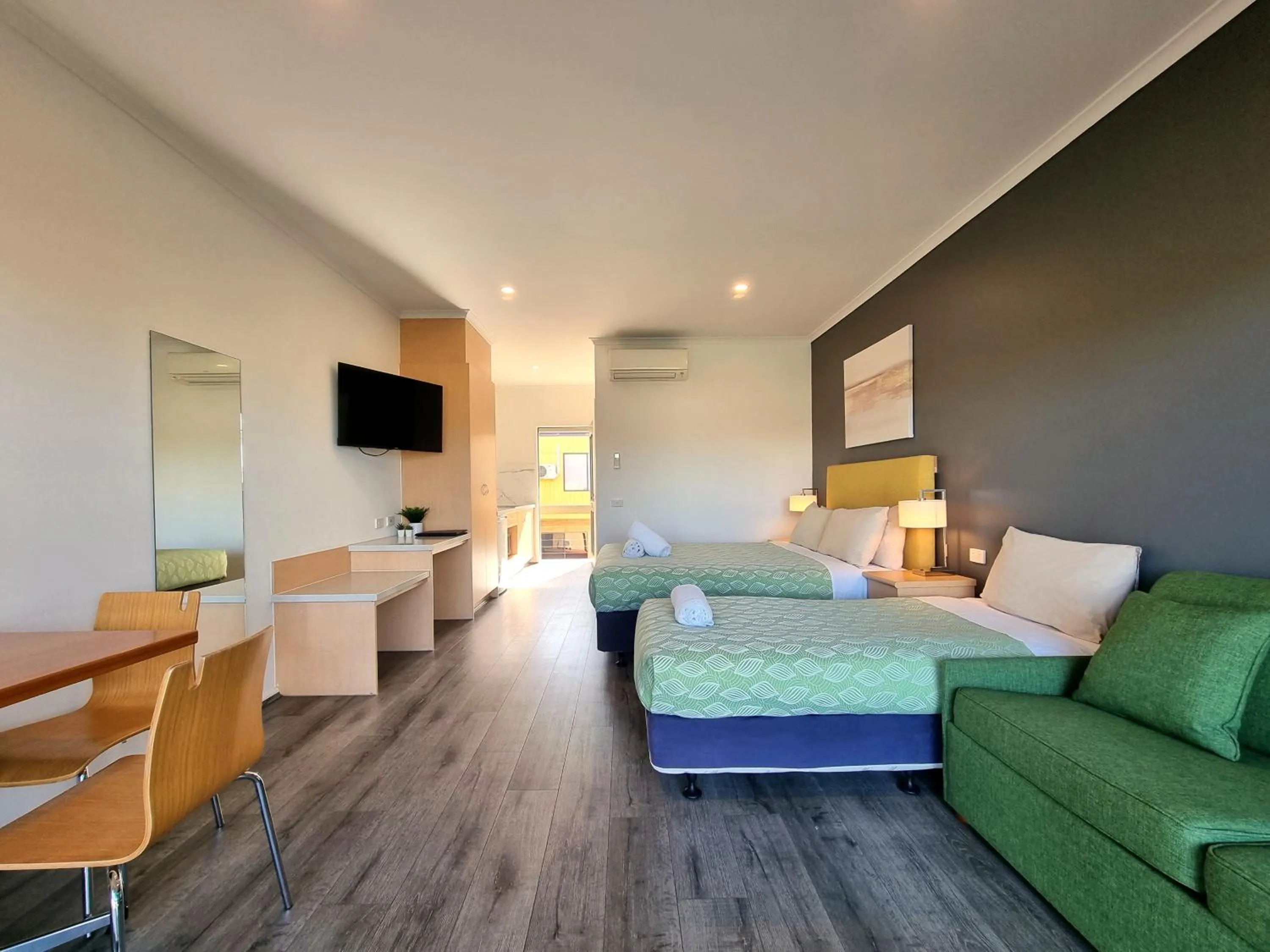 Communal lounge/ TV room, Bed in Seaview Motel & Apartments