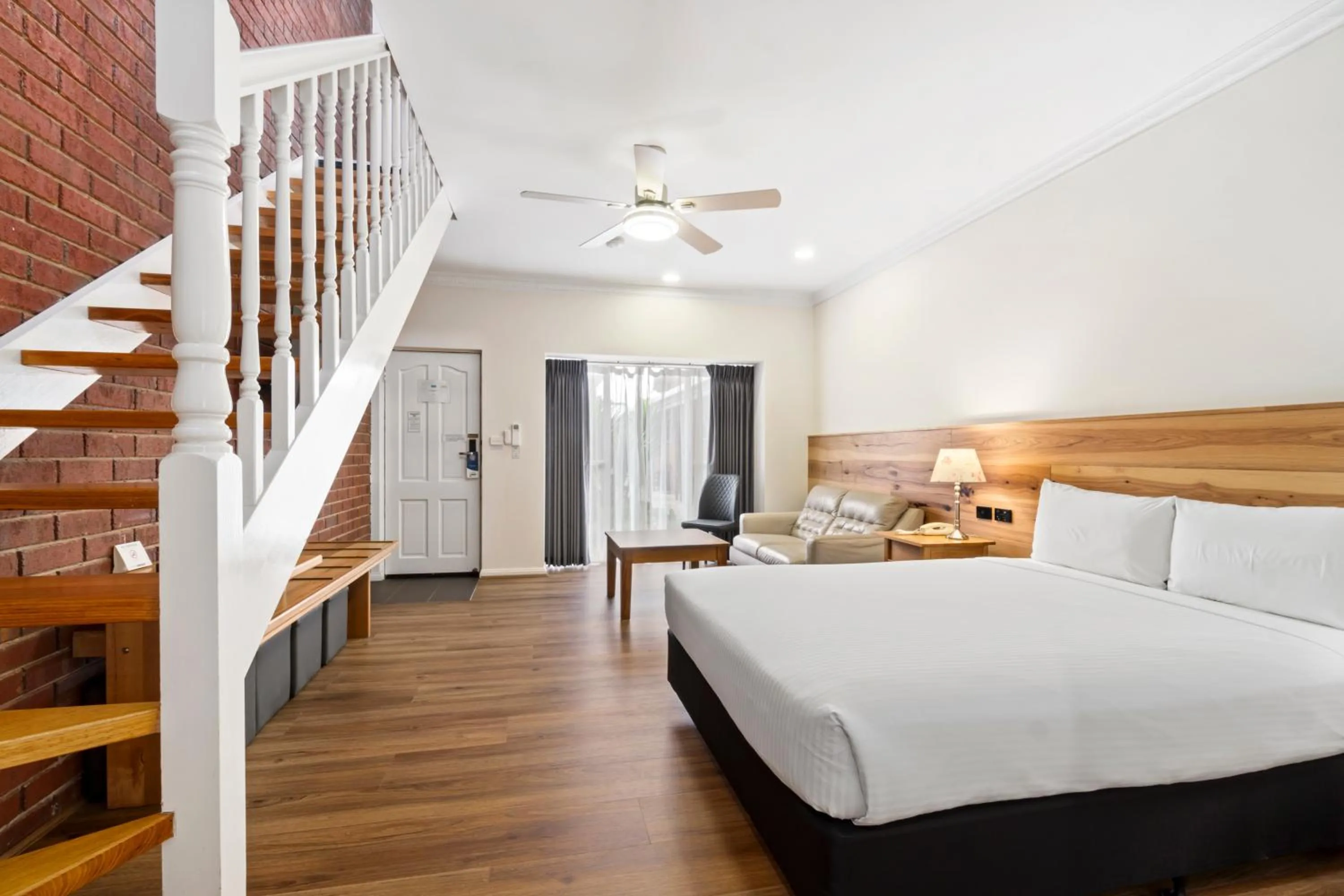 Bedroom, Bed in The International Motel Apollo Bay