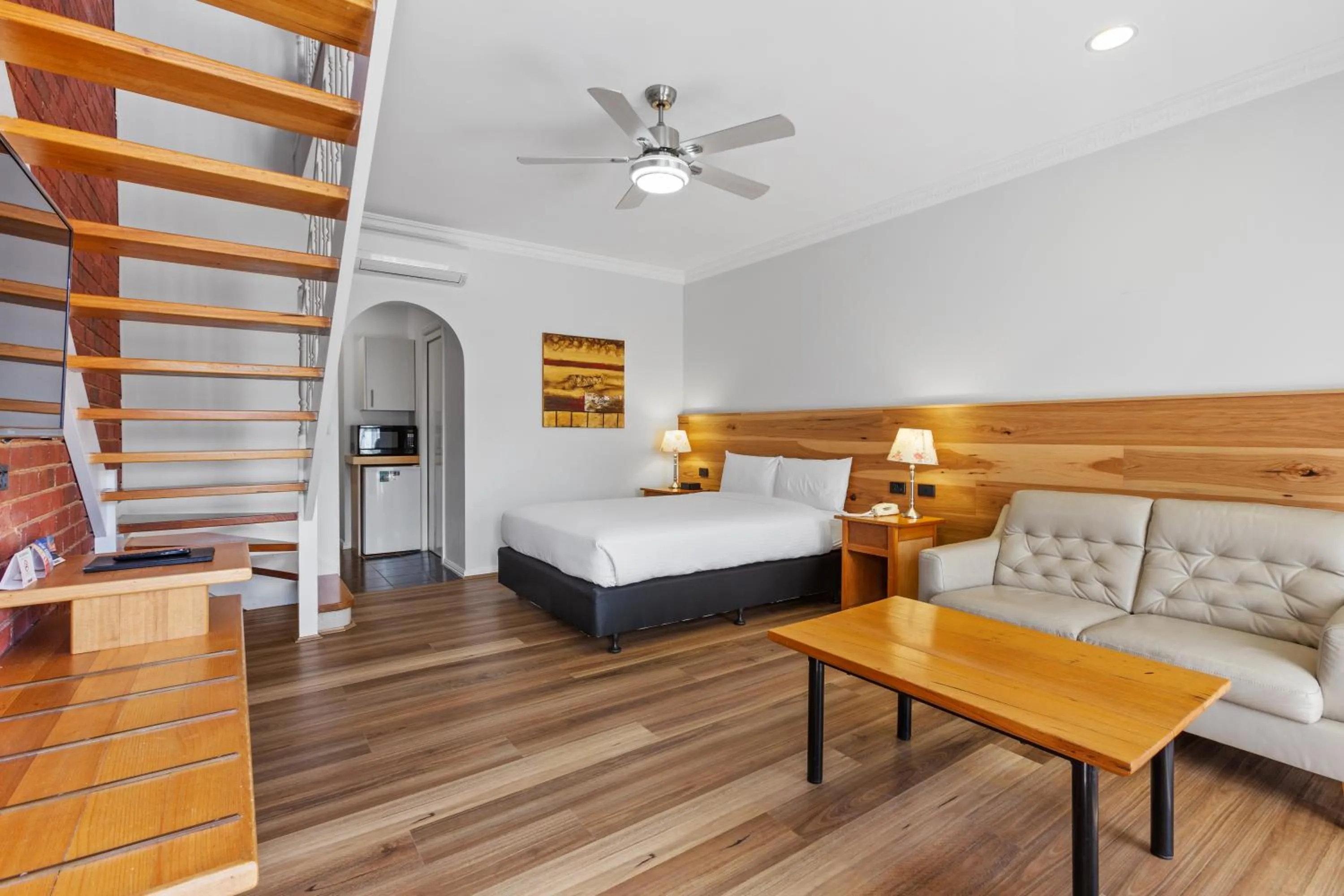 Seating area, Bed in The International Motel Apollo Bay