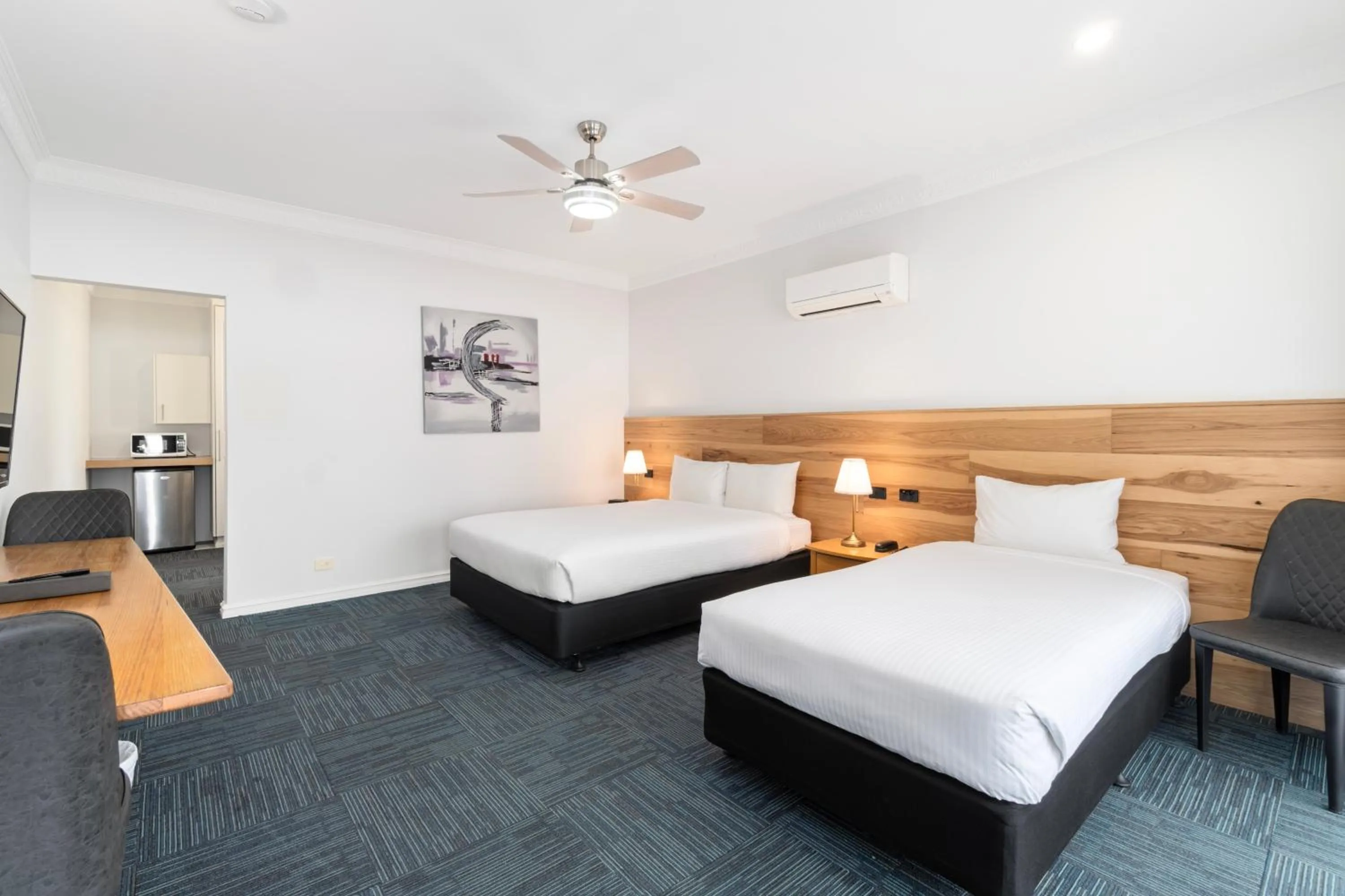 Bedroom, Bed in The International Motel Apollo Bay