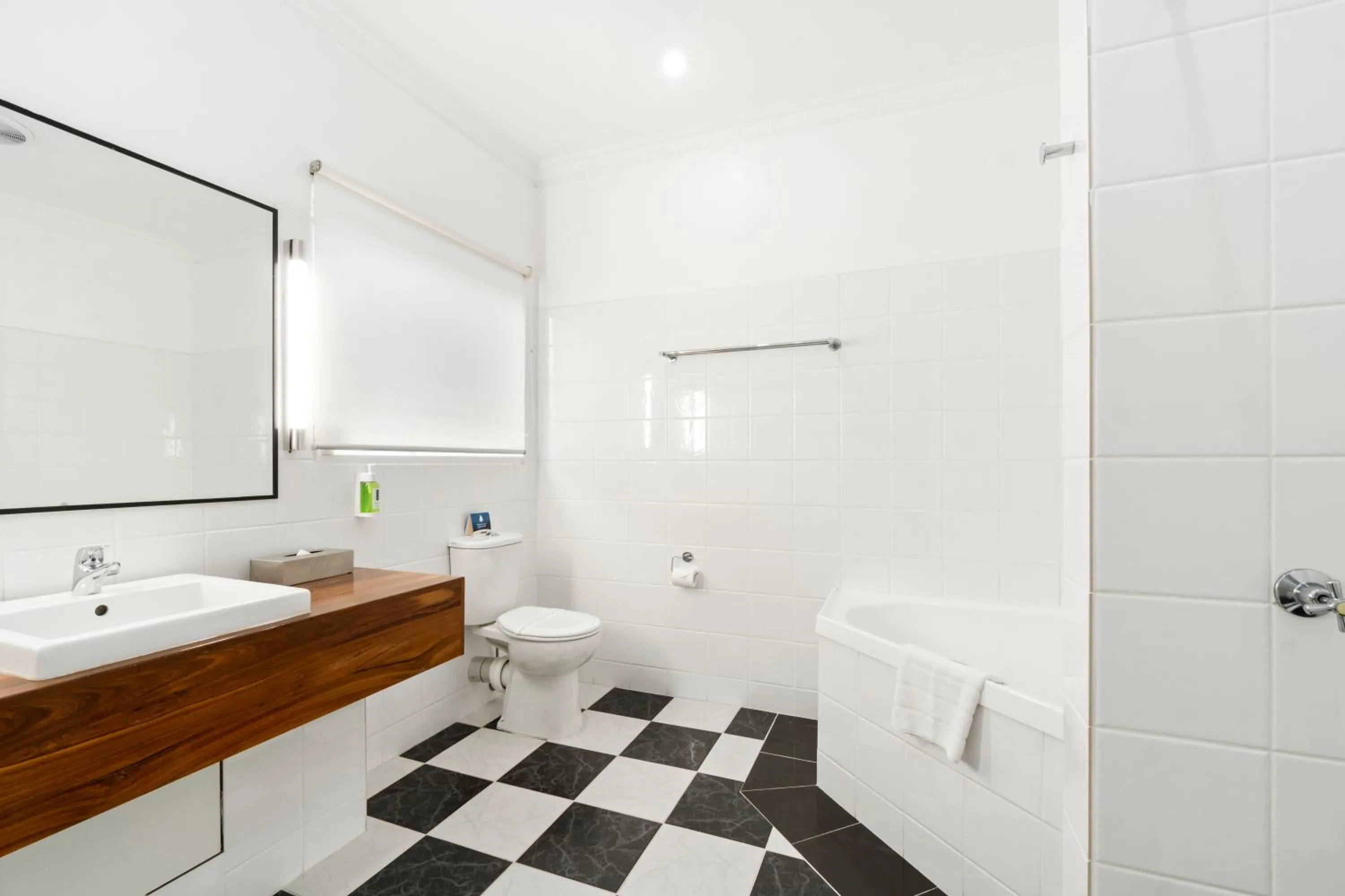 Toilet in The International Motel Apollo Bay