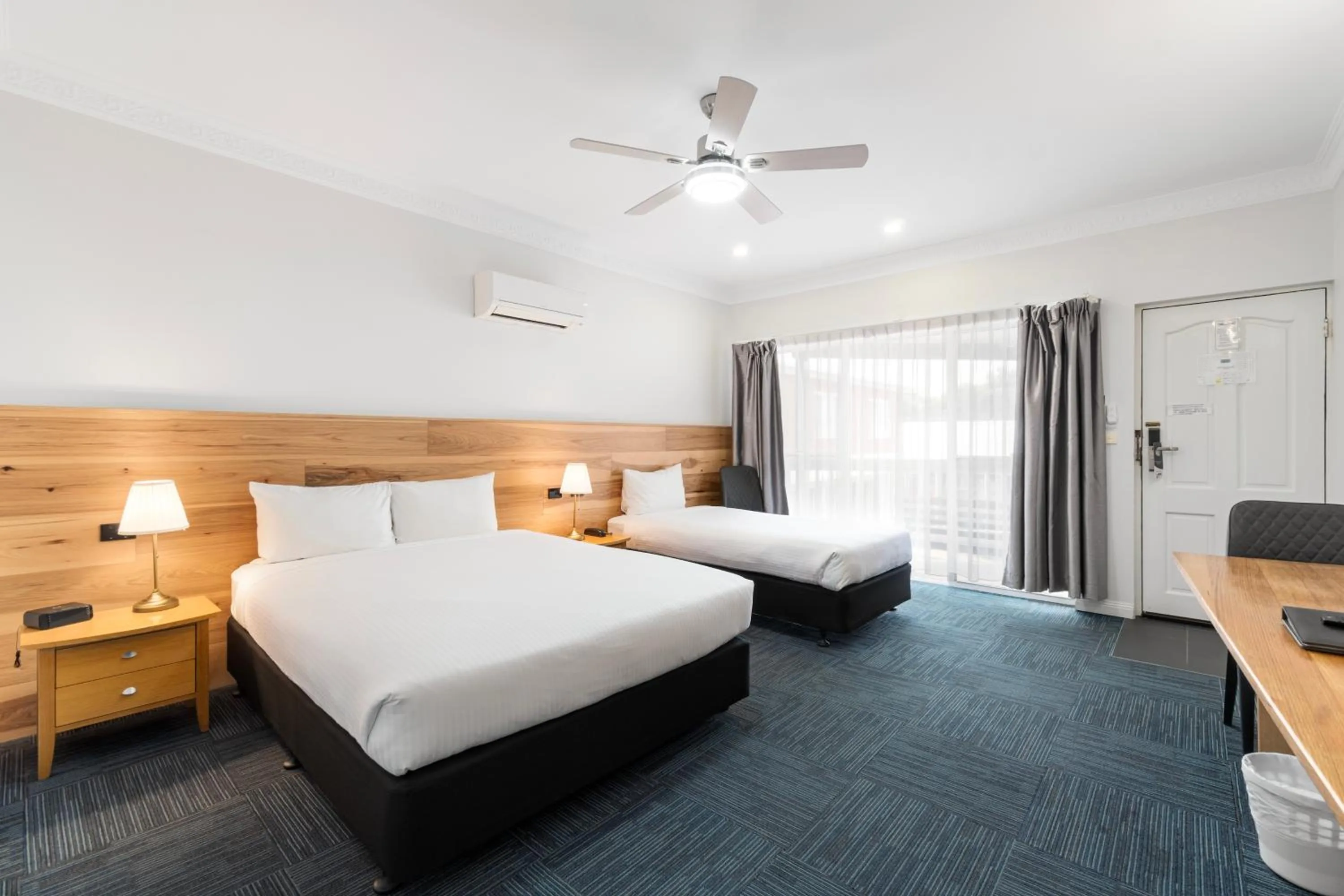 Bedroom, Bed in The International Motel Apollo Bay