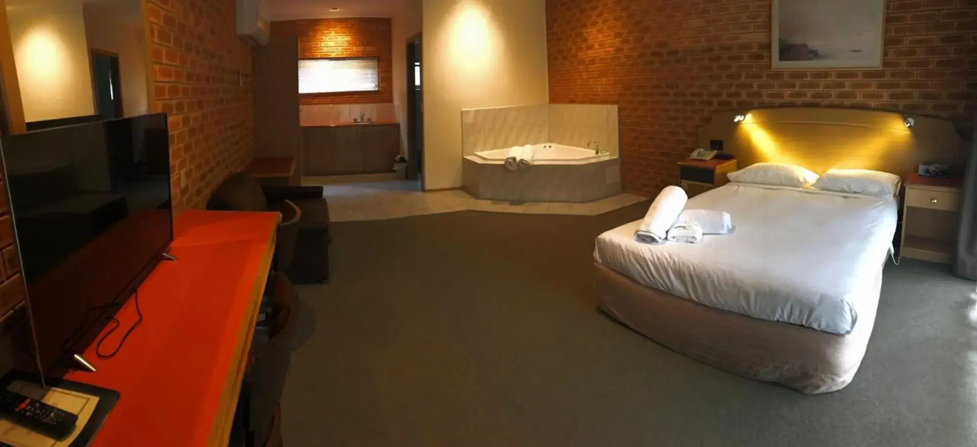 Deluxe Studio with Spa Bath in Eltham Motor Inn Deluxe Studio with Spa Bath in Eltham Motor Inn