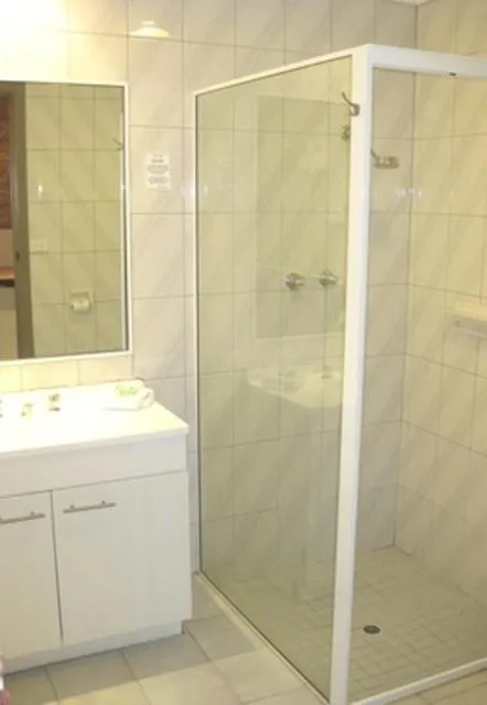 Bathroom in Eltham Motor Inn