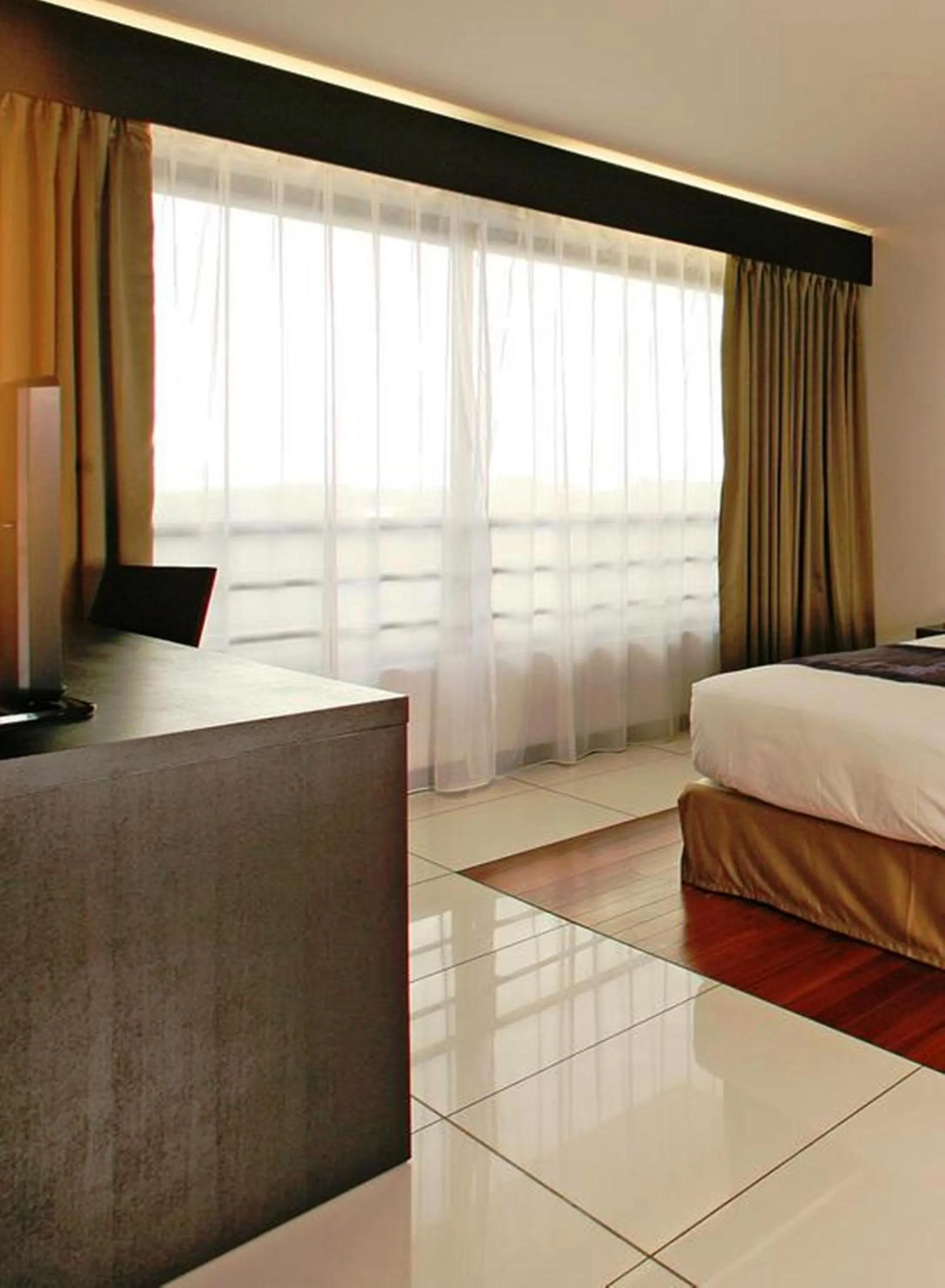 Seating area, Bed in Hotel Tahiti Nui