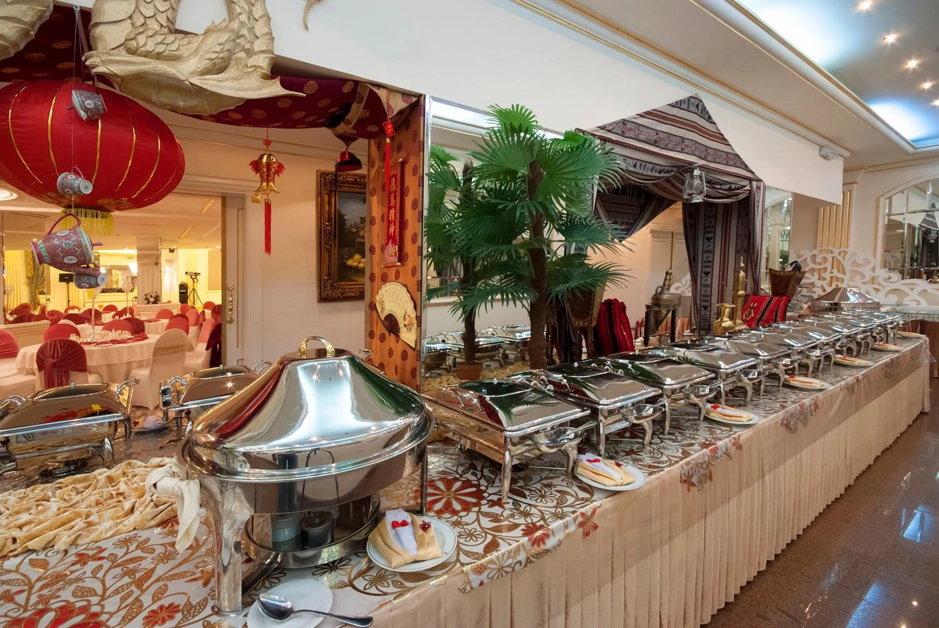 Restaurant/places to eat in Royal Casablanca