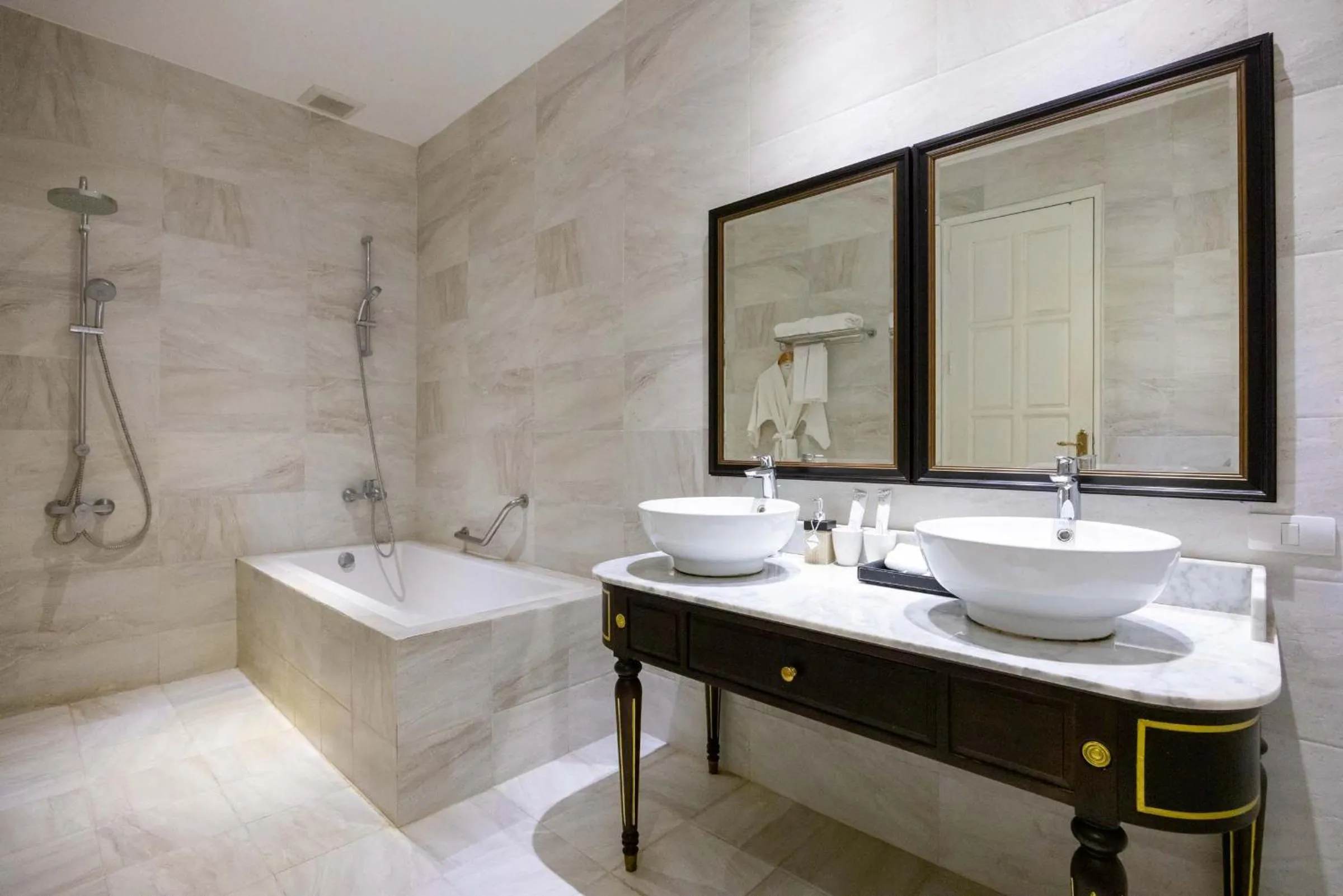 Bathroom in Le Thatluang D'oR Boutique Hotel