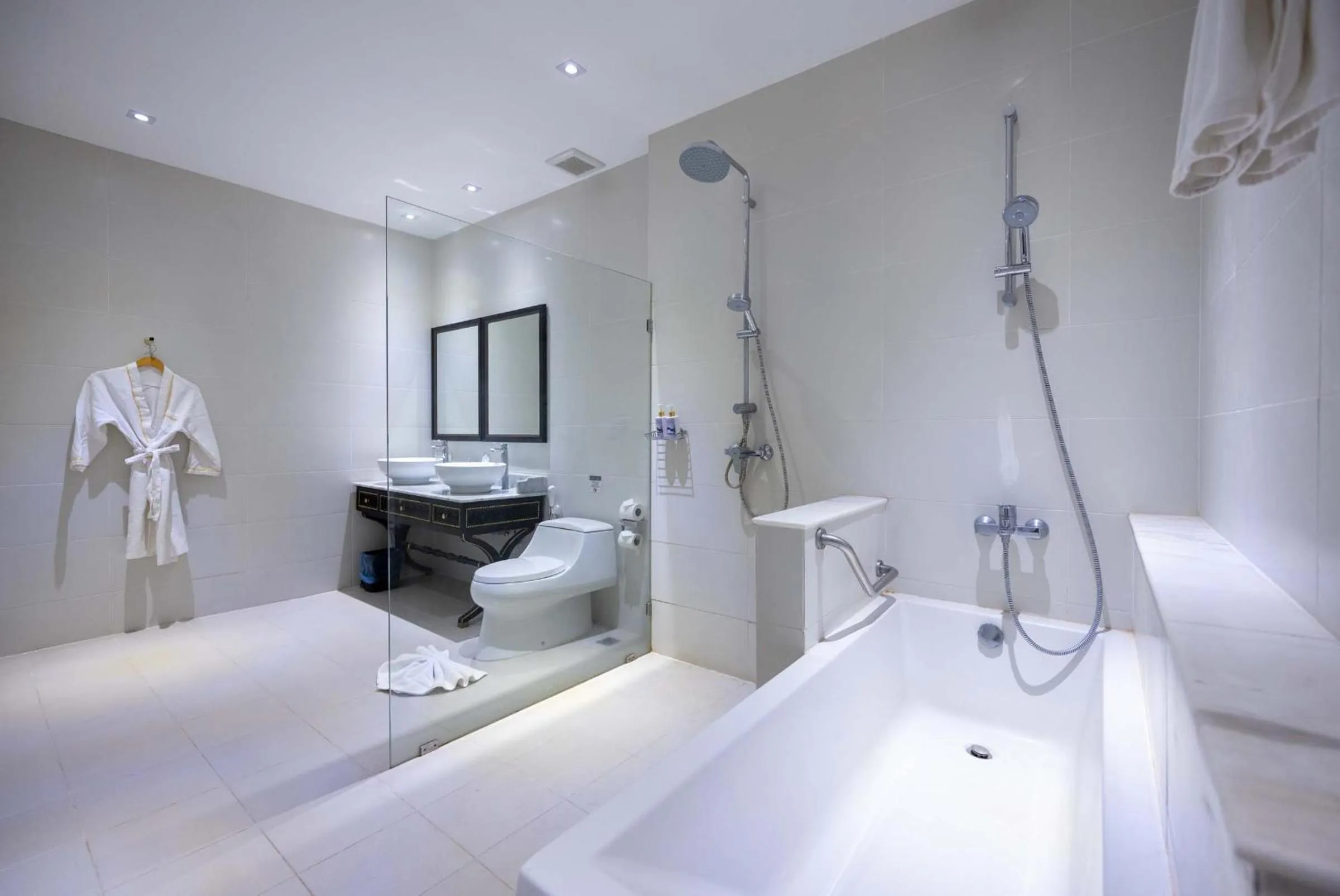 Bathroom, Bed in Le Thatluang D'oR Boutique Hotel