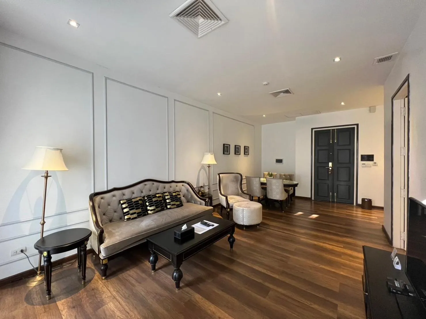 Living room, Bed in Le Thatluang D'oR Boutique Hotel