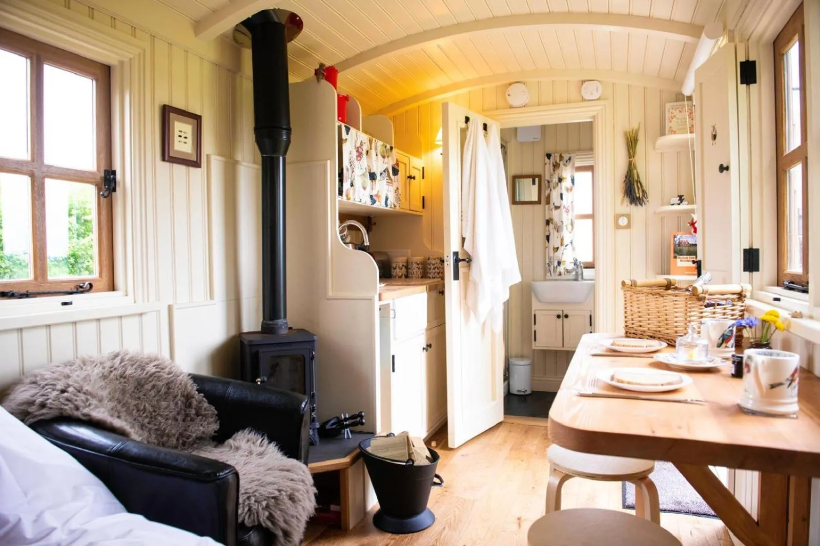 Kitchen or kitchenette in Morndyke Shepherds Huts