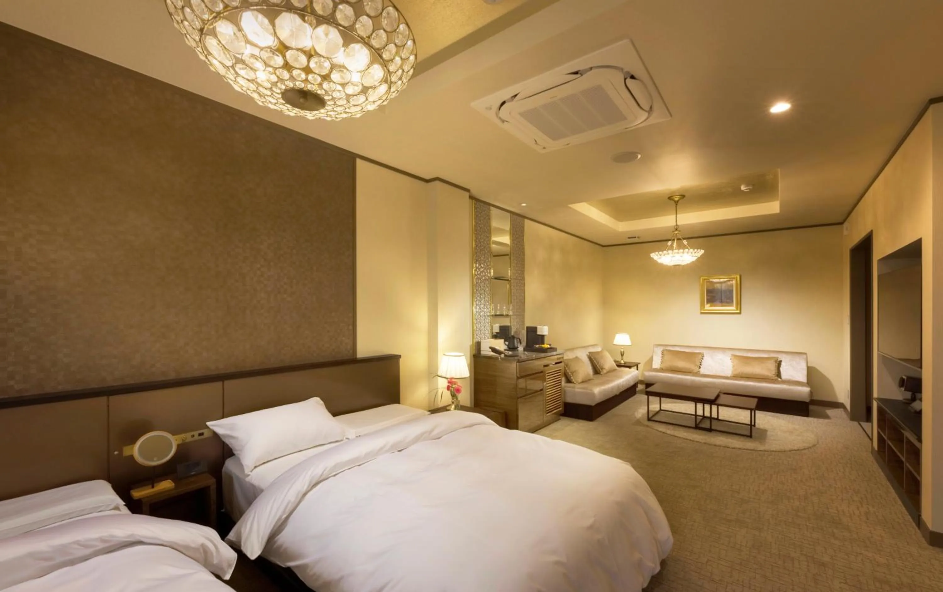 Living room, Bed in Katakura Silk Hotel