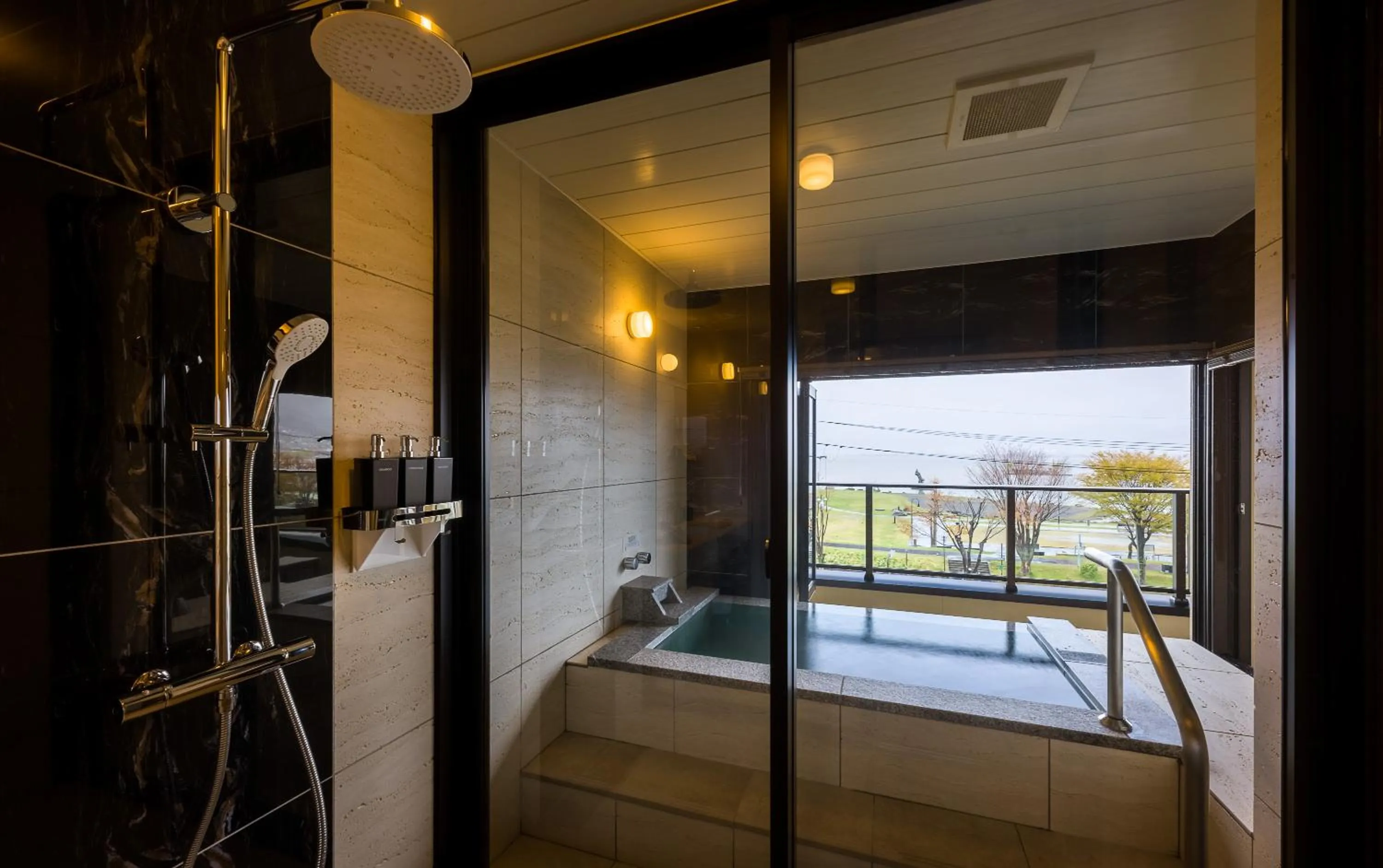 Shower in Katakura Silk Hotel