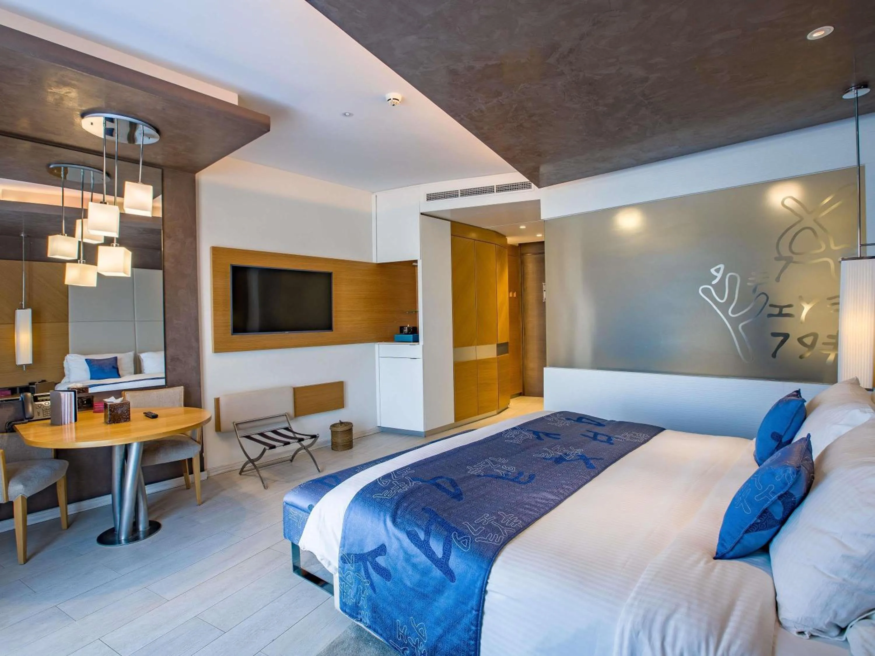 Bedroom, Bed in Mövenpick Hotel du Lac Tunis