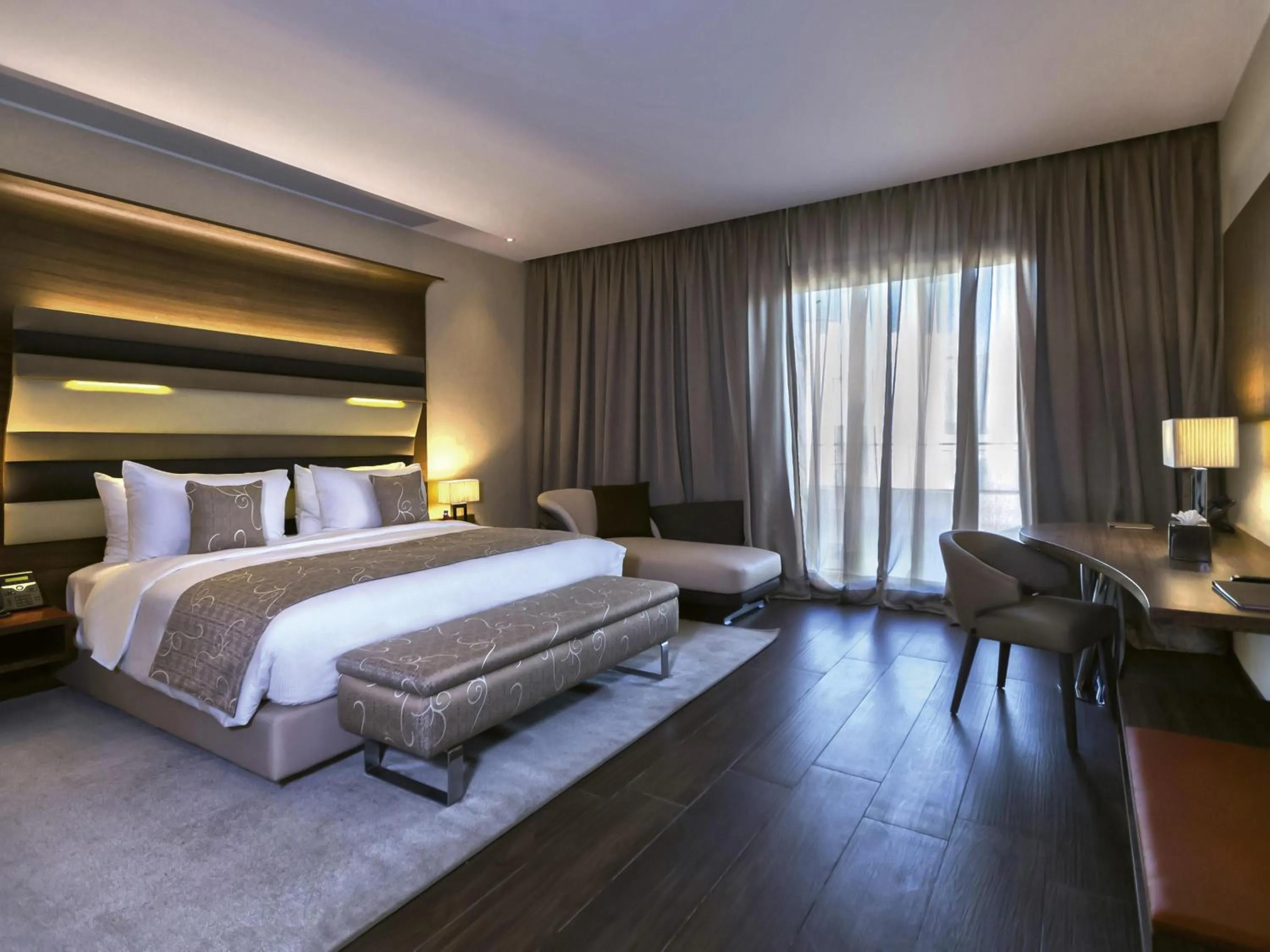 Bedroom, Bed in Mövenpick Hotel du Lac Tunis