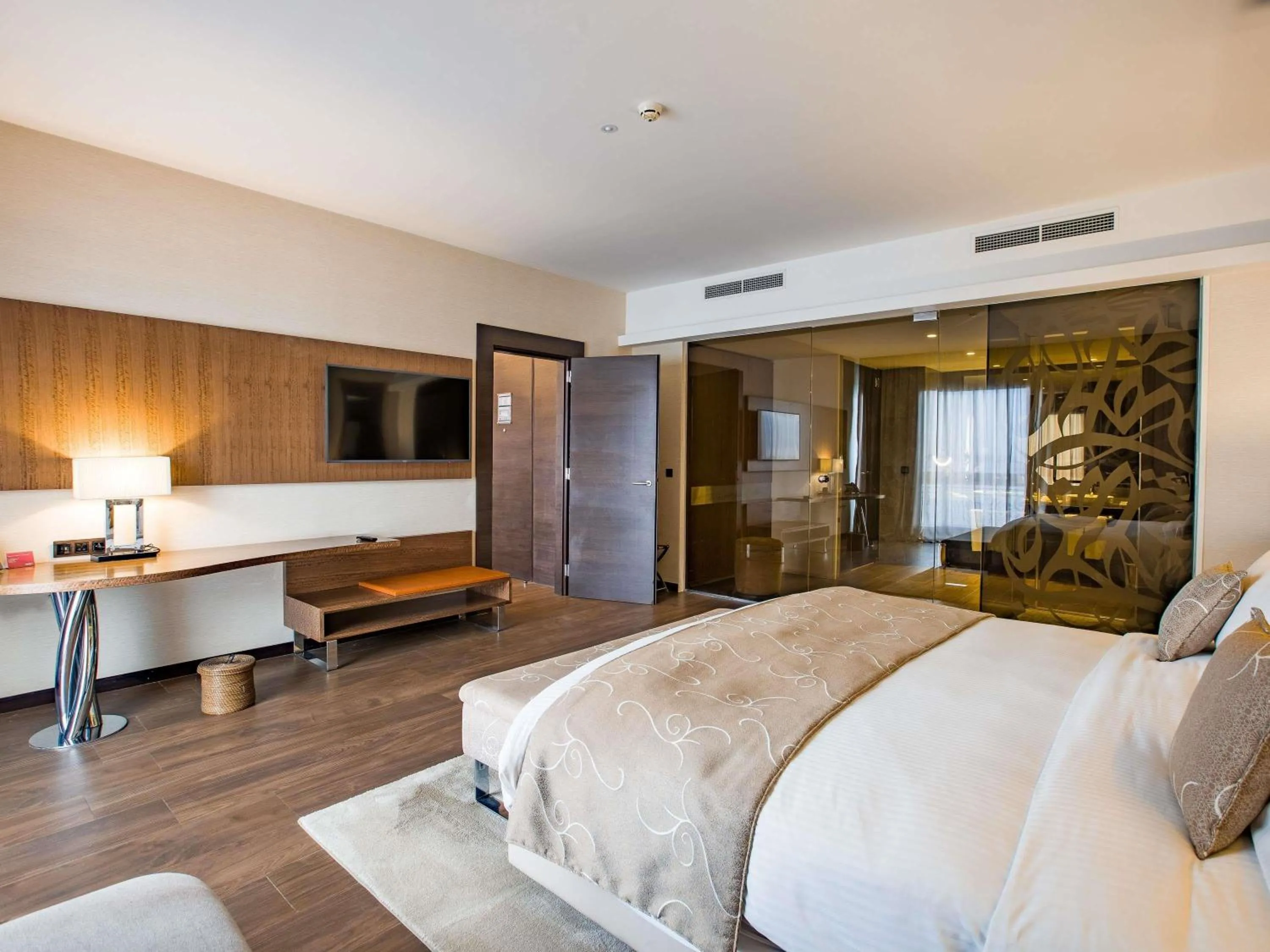 Bedroom, Bed in Mövenpick Hotel du Lac Tunis